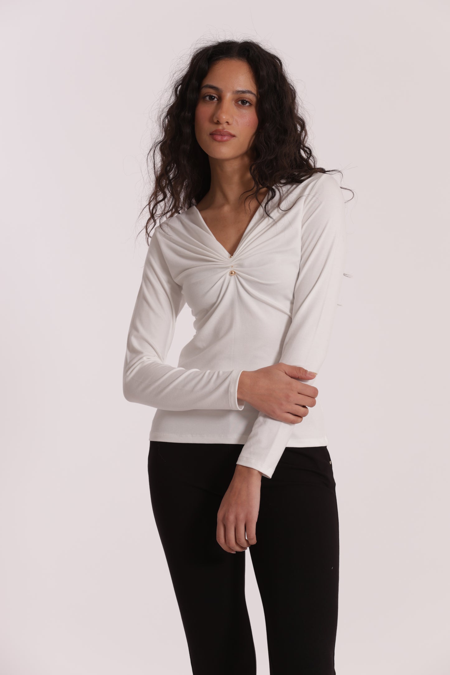 T-SHIRT SCOLLO A V CON ACCESSORIO