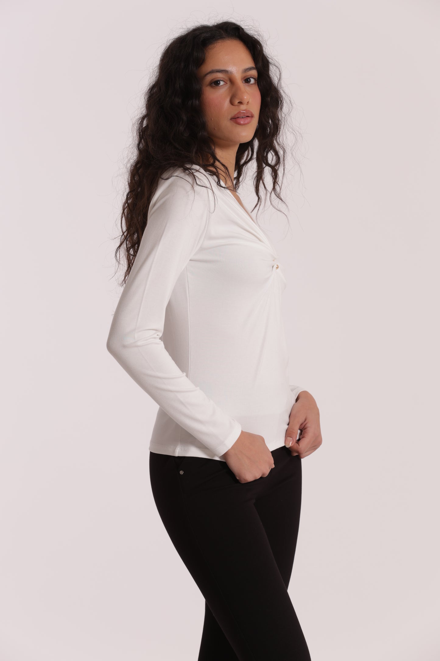 T-SHIRT SCOLLO A V CON ACCESSORIO