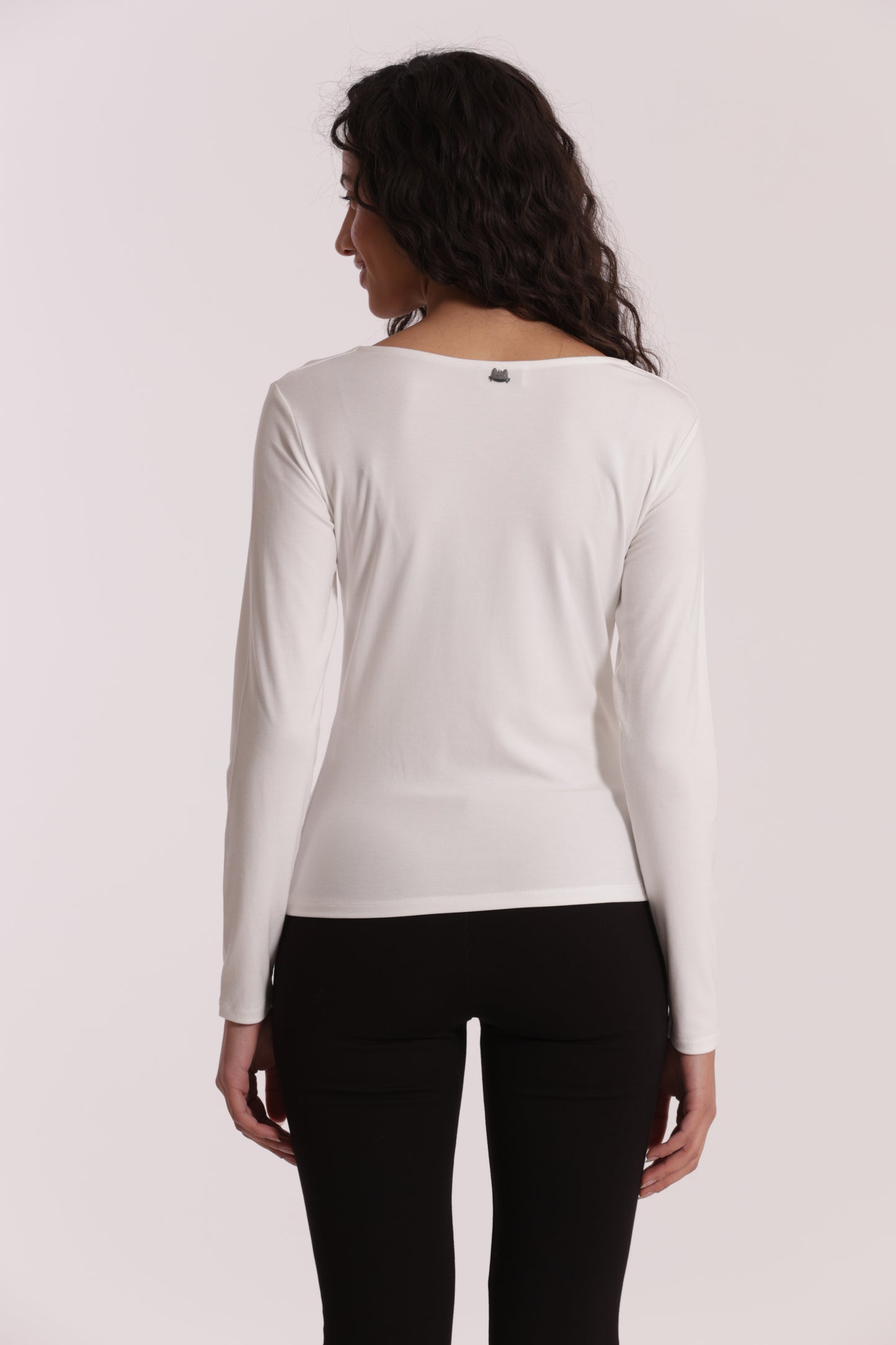 T-SHIRT SCOLLO A V CON ACCESSORIO