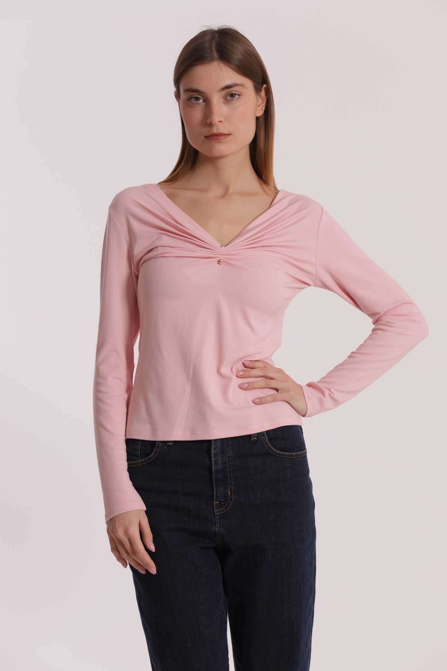 T-SHIRT SCOLLO A V CON ACCESSORIO