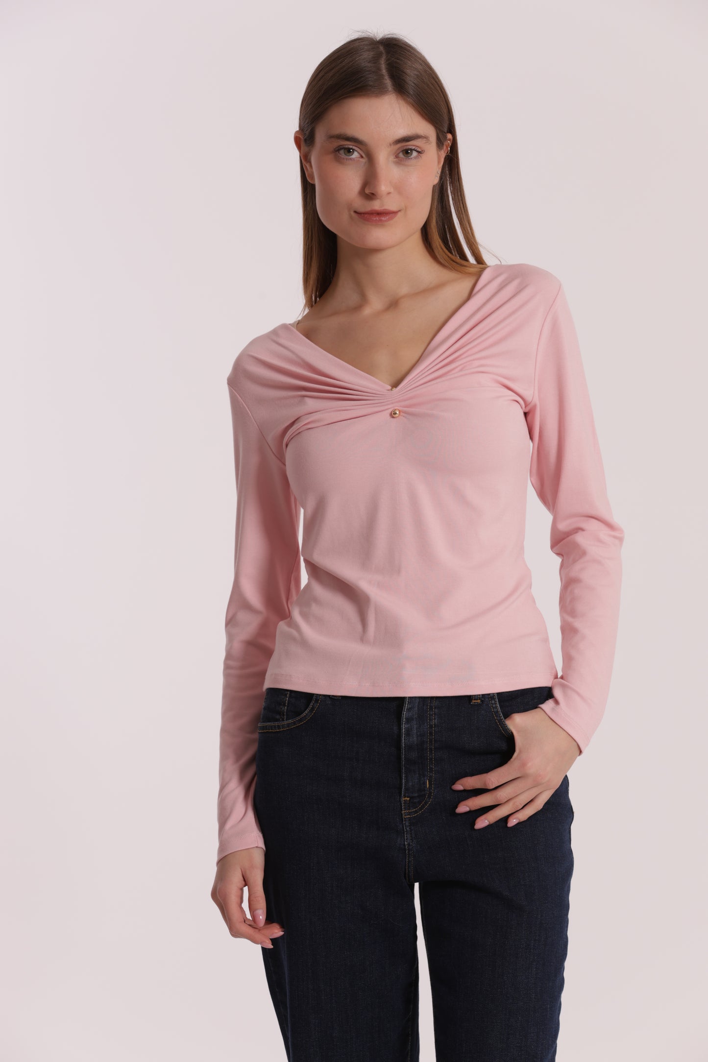 T-SHIRT SCOLLO A V CON ACCESSORIO
