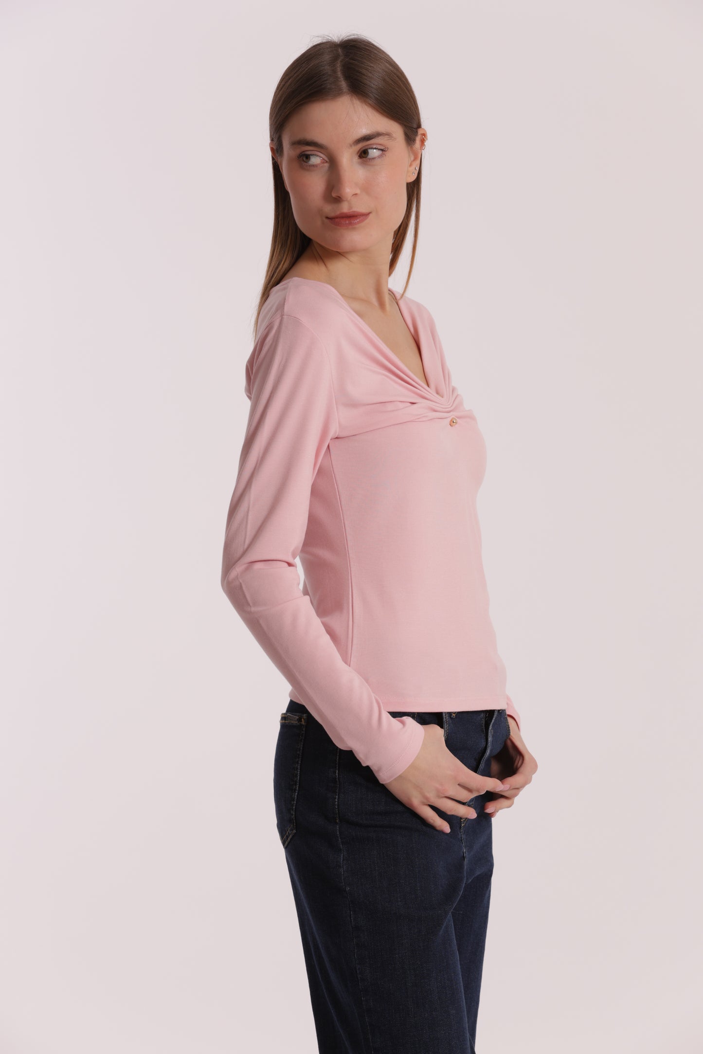 T-SHIRT SCOLLO A V CON ACCESSORIO