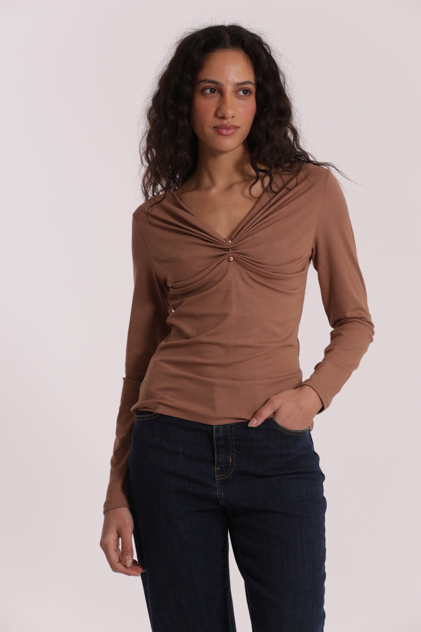 T-SHIRT SCOLLO A V CON ACCESSORIO