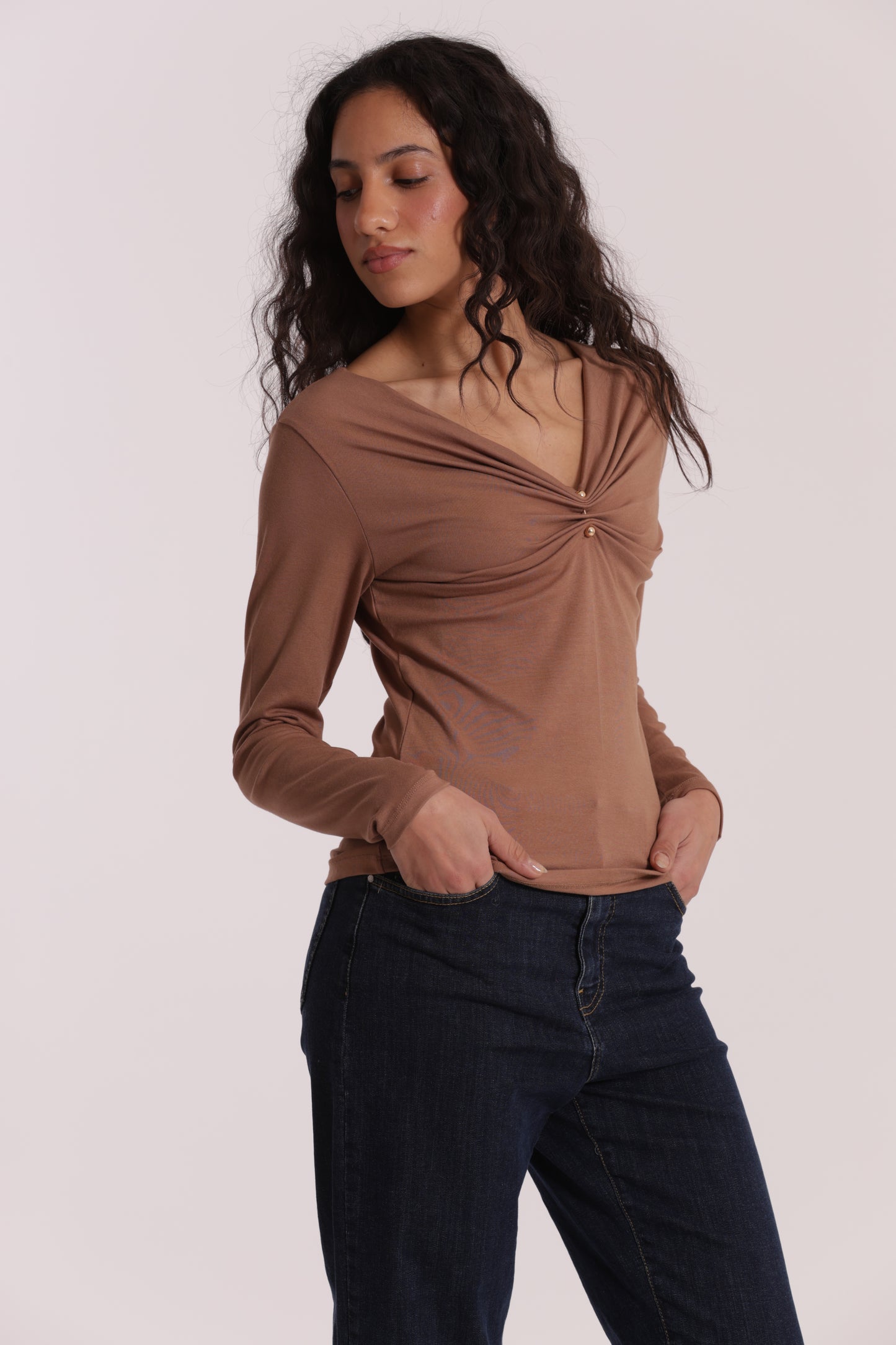 T-SHIRT SCOLLO A V CON ACCESSORIO