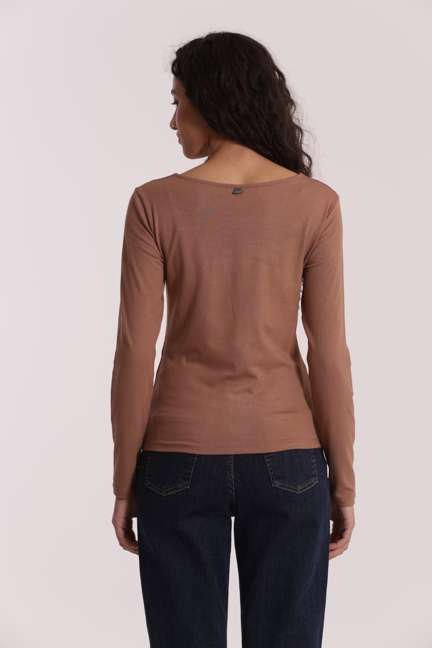 T-SHIRT SCOLLO A V CON ACCESSORIO