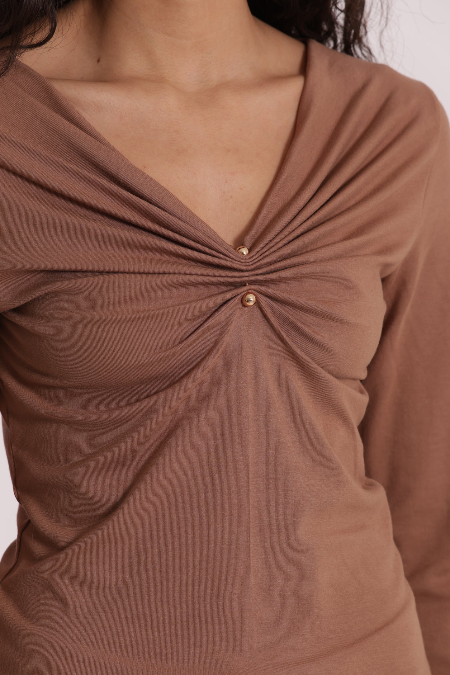 T-SHIRT SCOLLO A V CON ACCESSORIO
