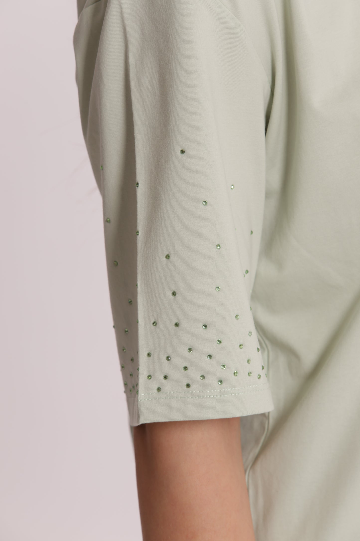 T-SHIRT CON STRASS SULLE MANICHE