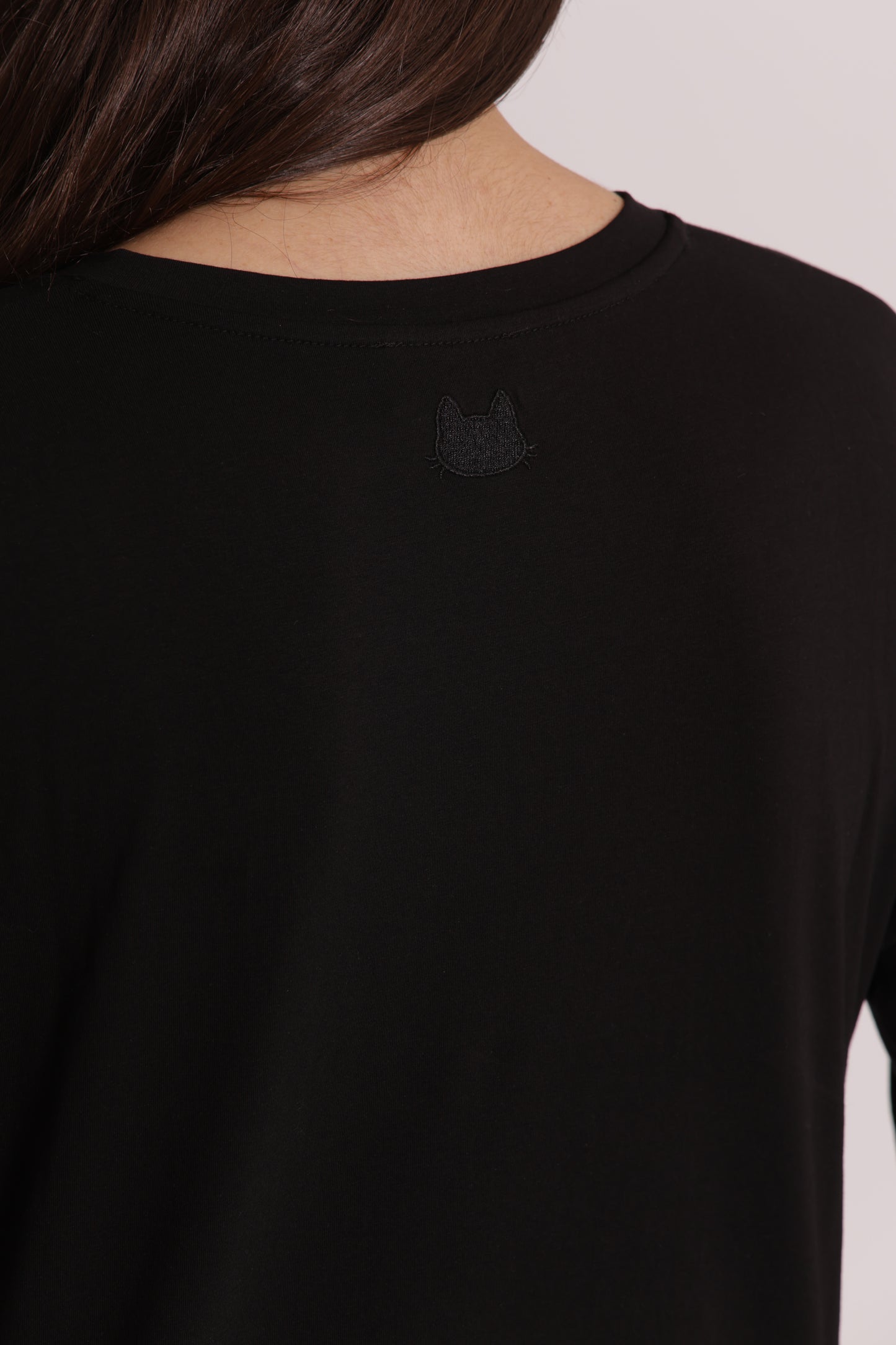 T-SHIRT BASIC CON RICAMO GATTO MANICHE LUNGHE