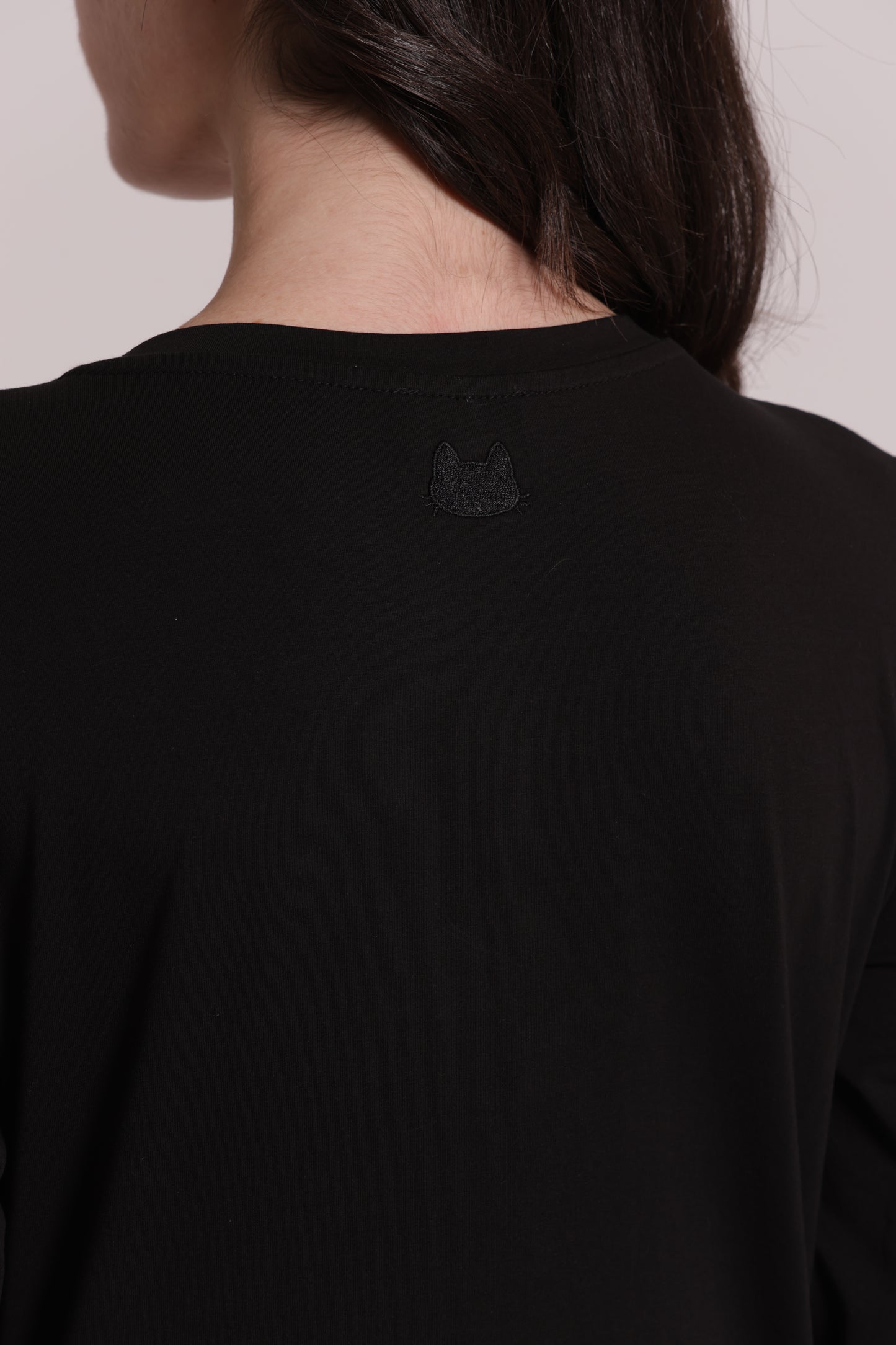 T-SHIRT MANICHE LUNGHE CON RICAMO DIETRO