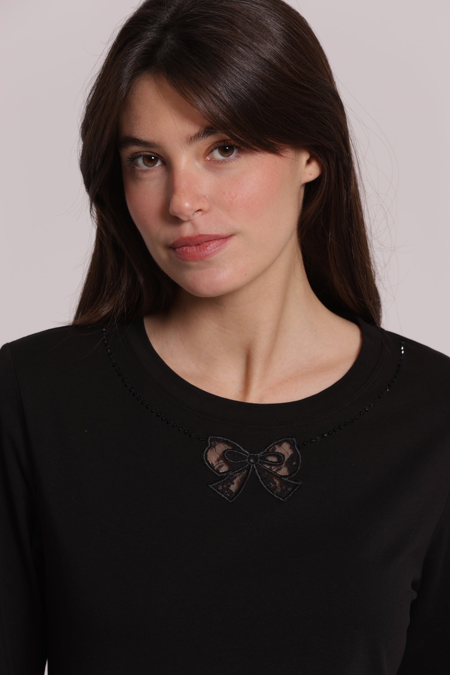 T-SHIRT MANICHE LUNGHE CON FIOCCO FRONTALE