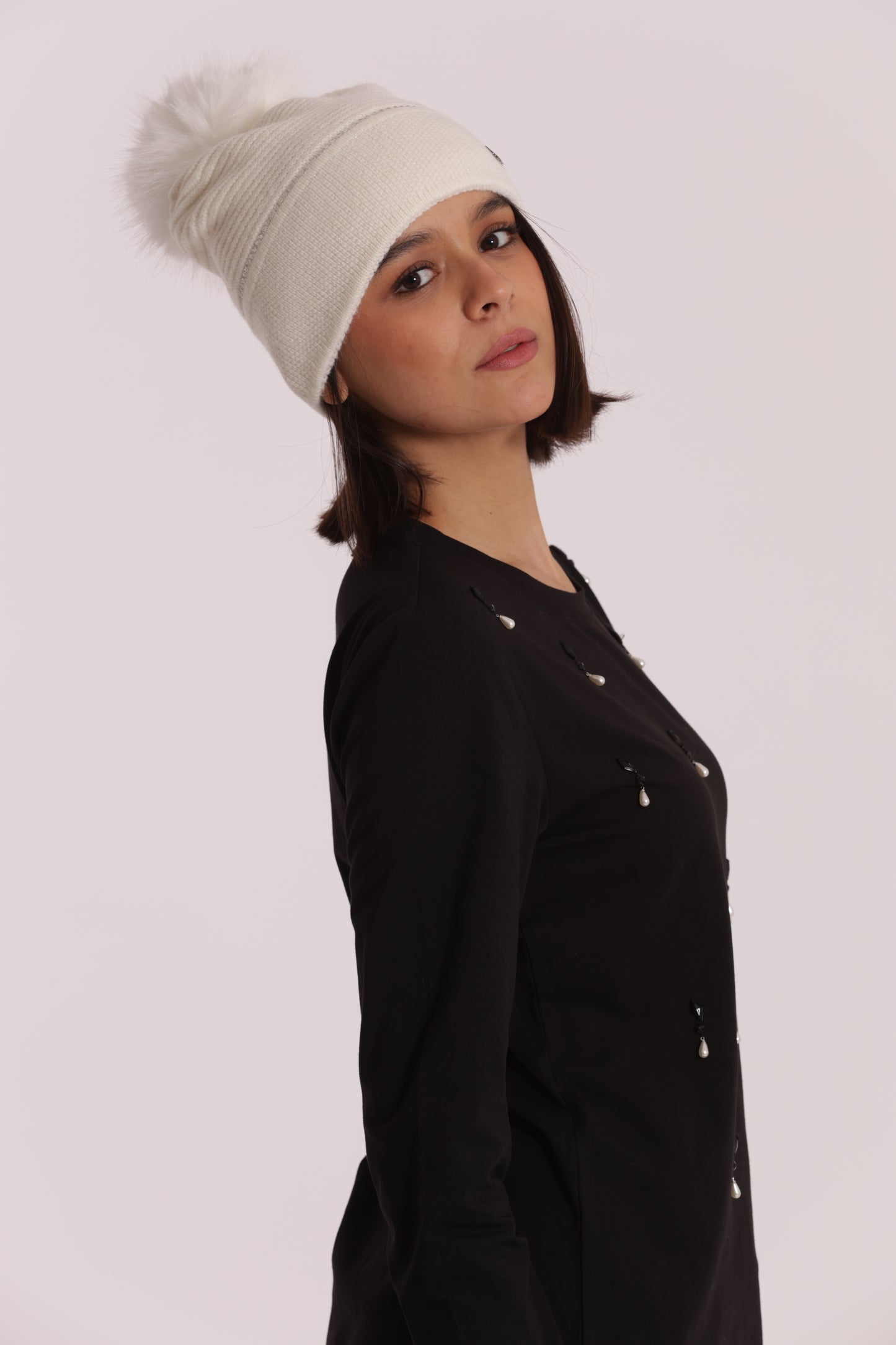 BERRETTO CON DETTAGLIO LUREX E STRISCIA DI STRASS