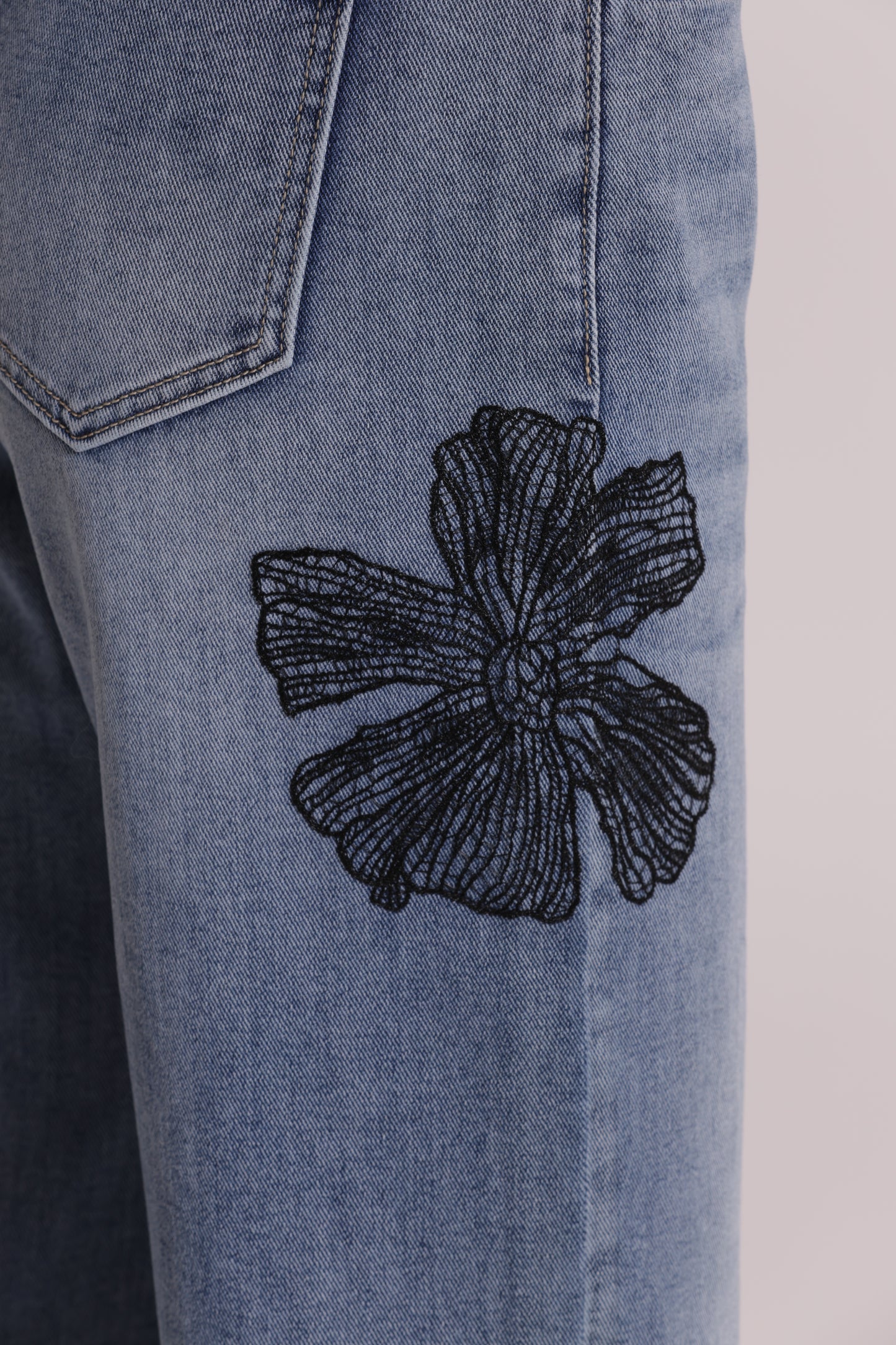 JEANS CON RICAMO FLOREALE