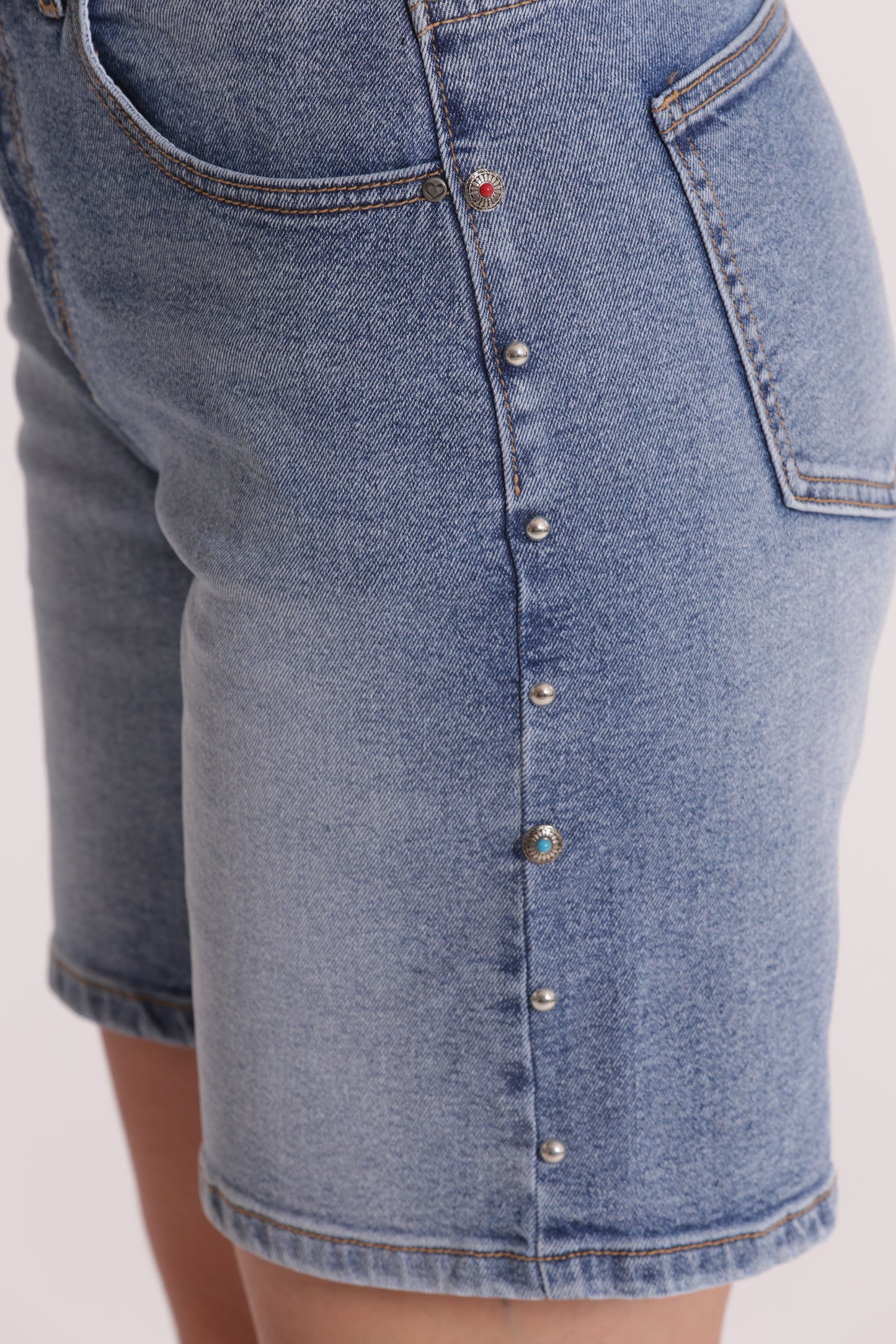 BERMUDA IN DENIM CON BORCHIE LATERALI