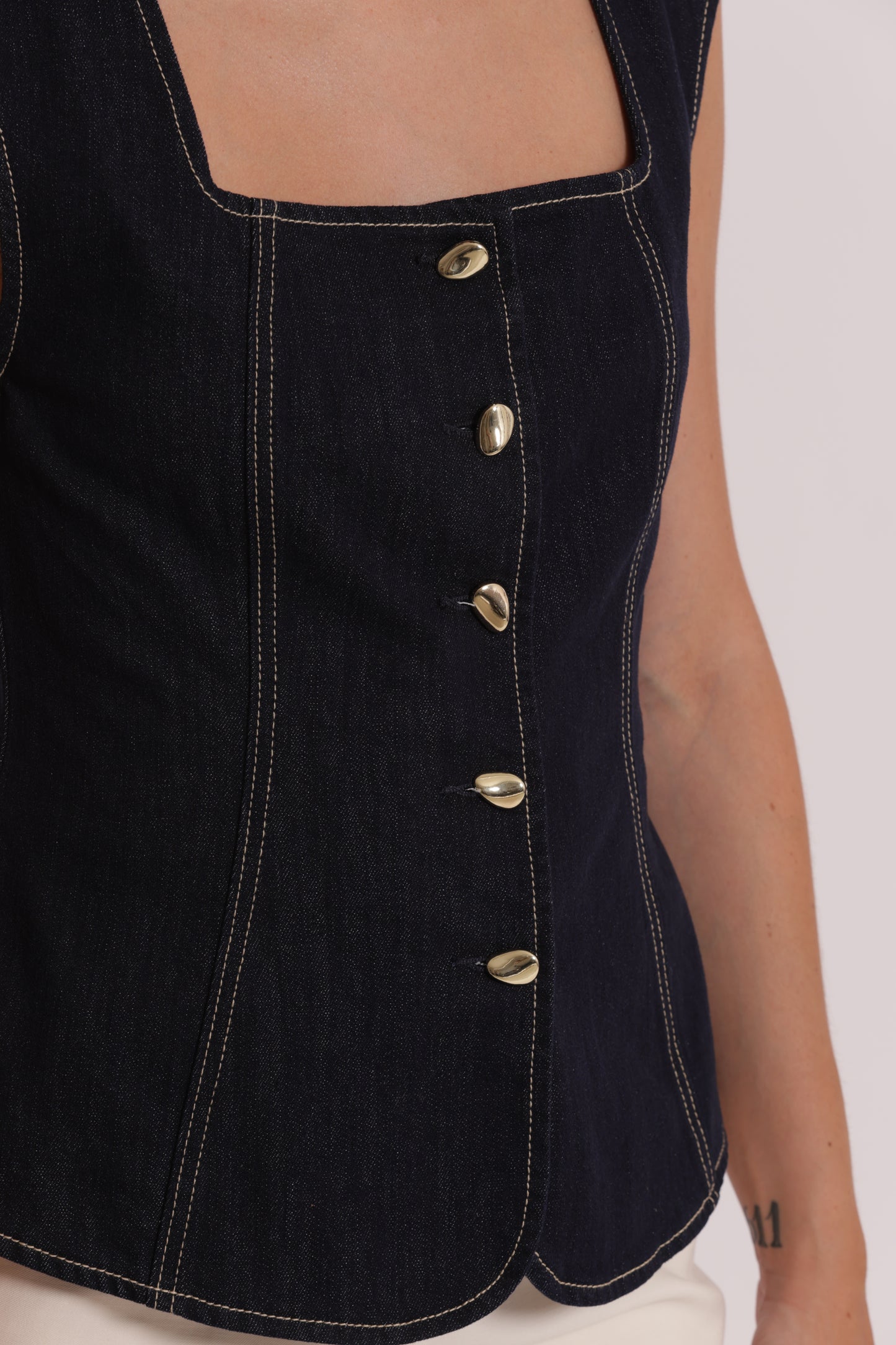 GILET IN DENIM CON BOTTONI ORO