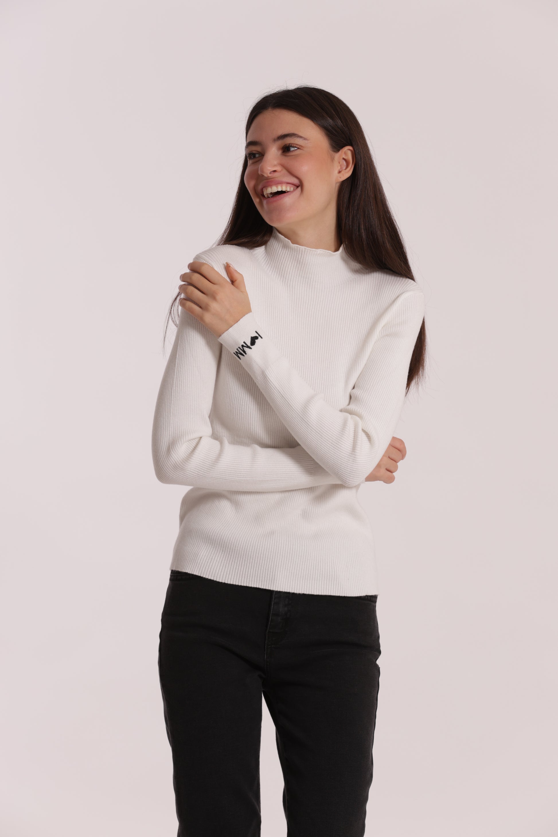 MAGLIA CON RICAMO SUL POLSO