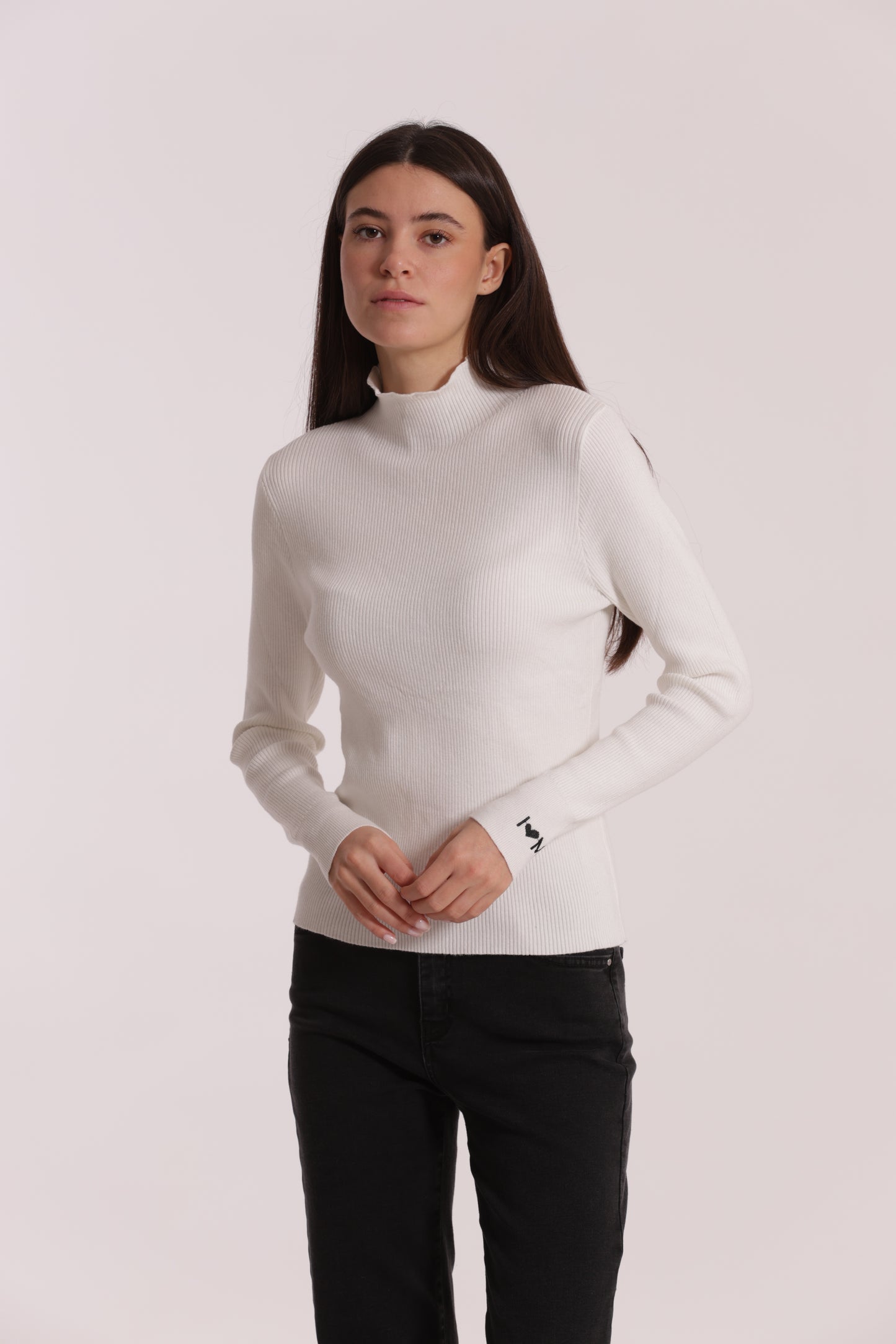 MAGLIA CON RICAMO SUL POLSO