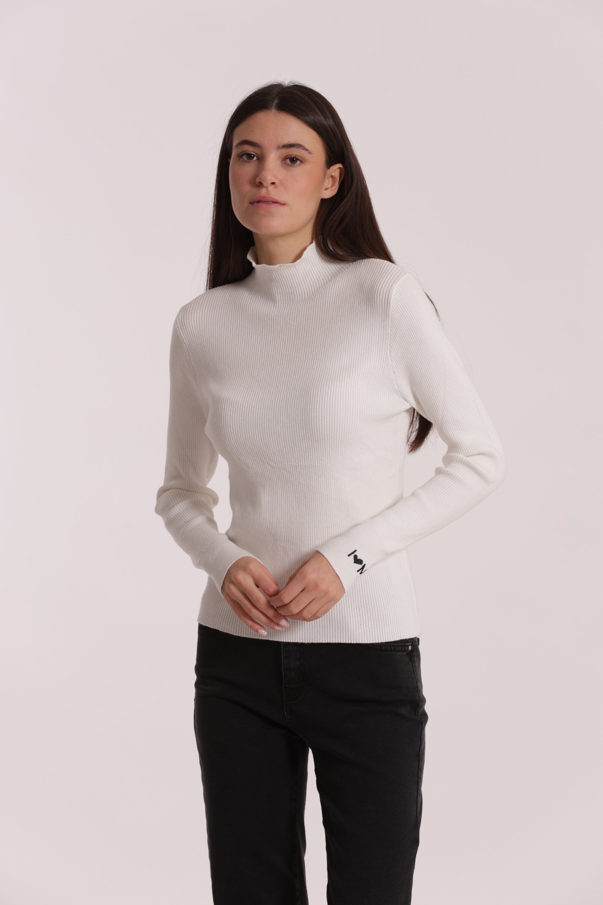 MAGLIA CON RICAMO SUL POLSO