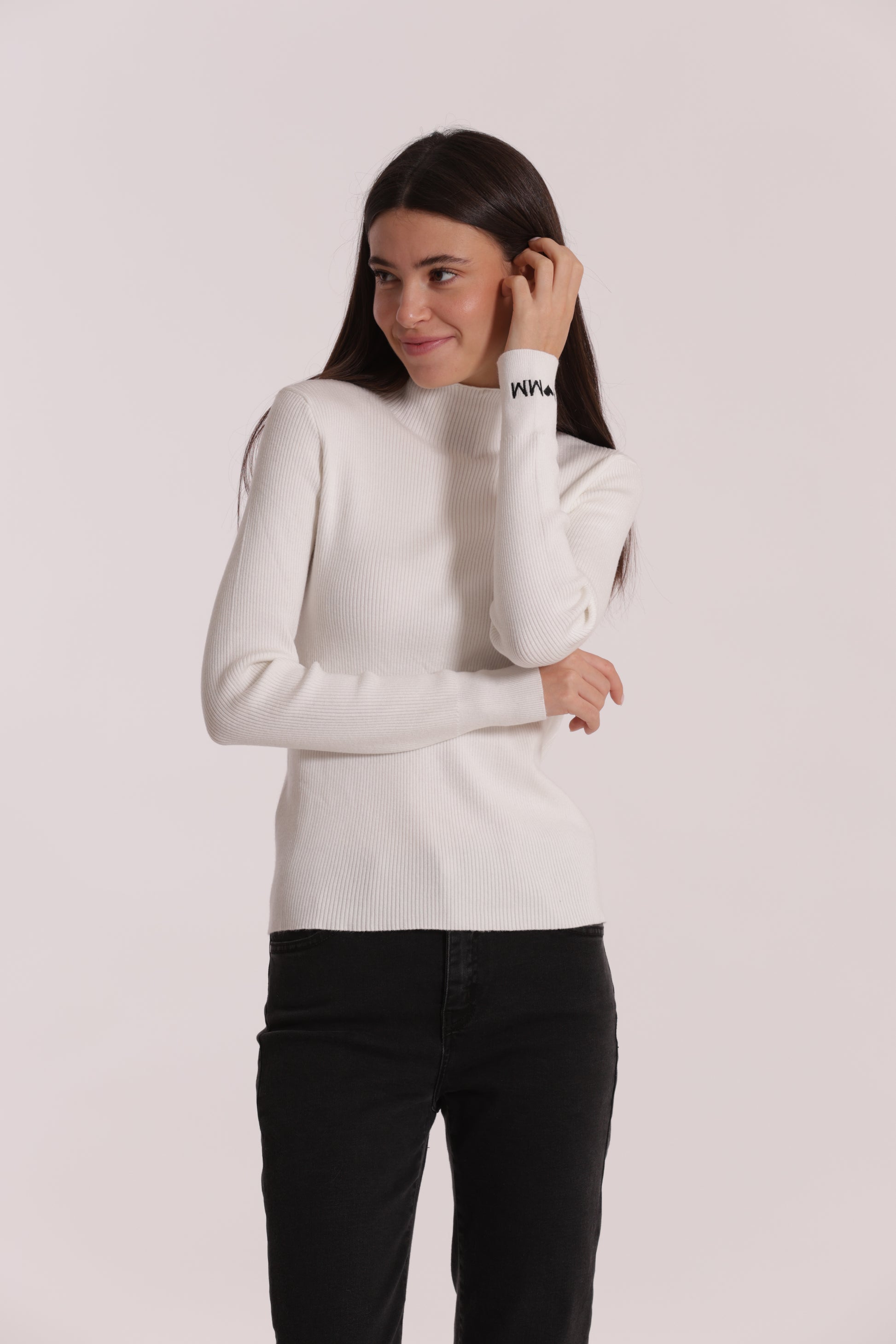 MAGLIA CON RICAMO SUL POLSO