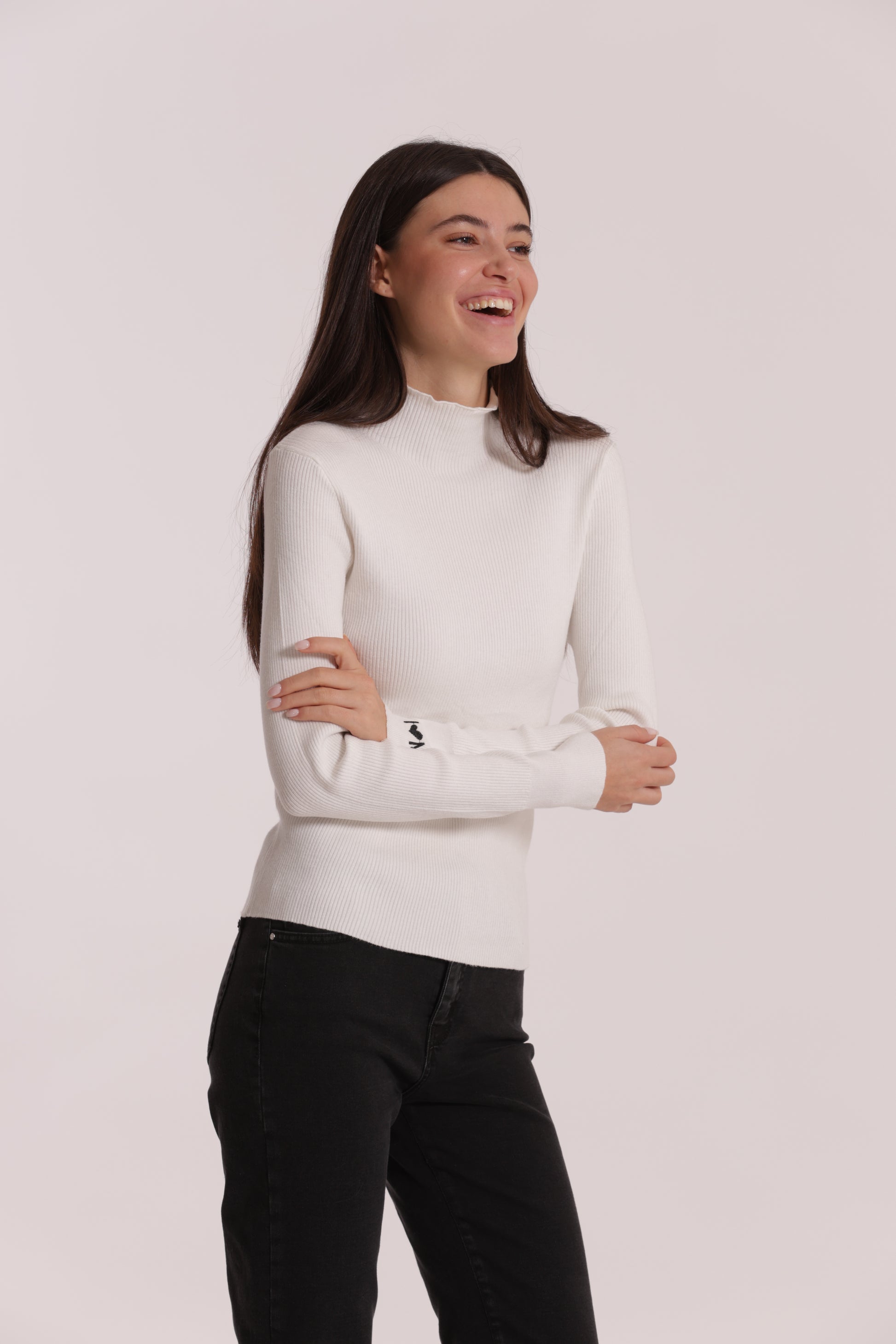 MAGLIA CON RICAMO SUL POLSO