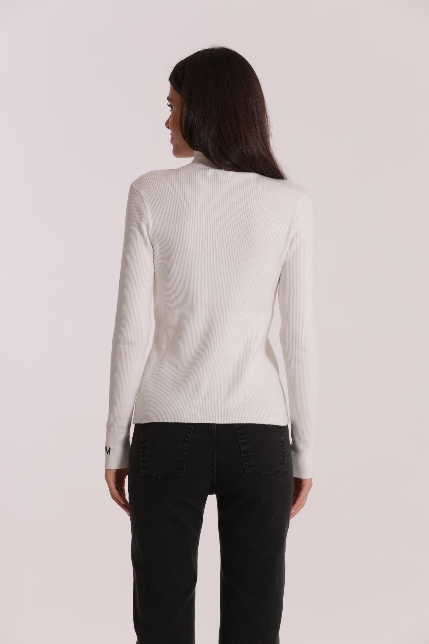 MAGLIA CON RICAMO SUL POLSO