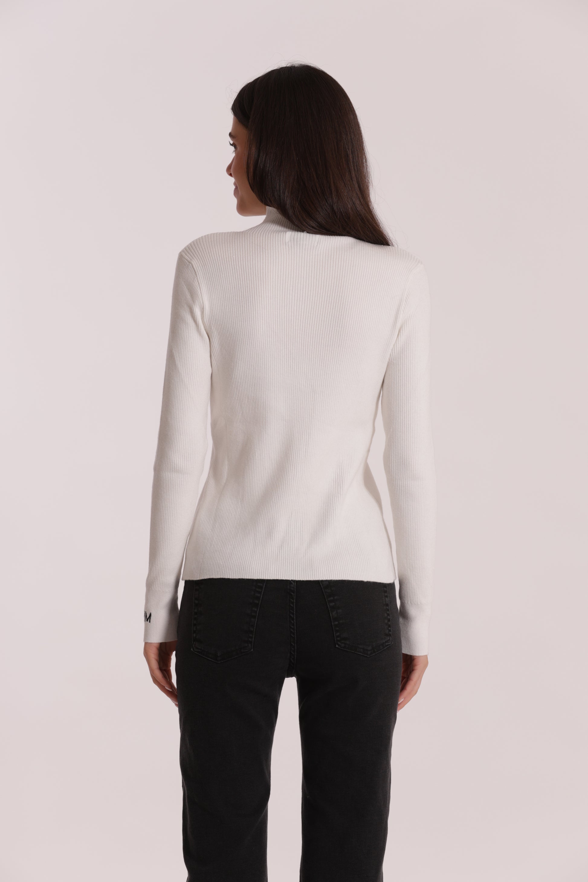 MAGLIA CON RICAMO SUL POLSO
