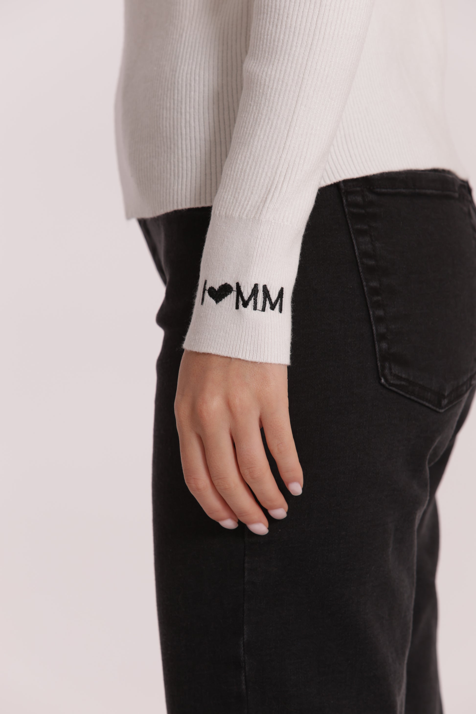 MAGLIA CON RICAMO SUL POLSO