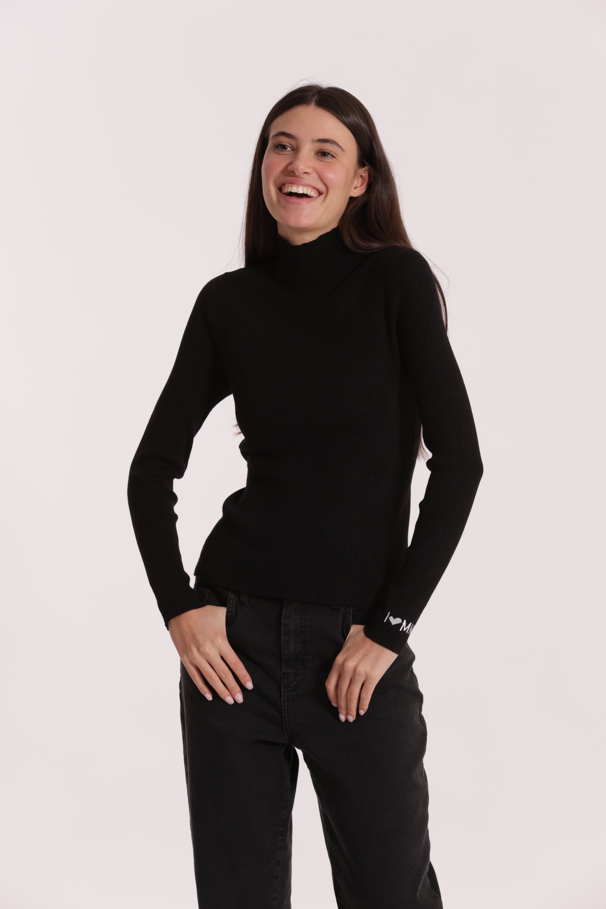 MAGLIA CON RICAMO SUL POLSO