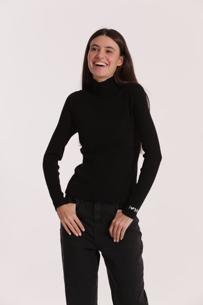 MAGLIA CON RICAMO SUL POLSO