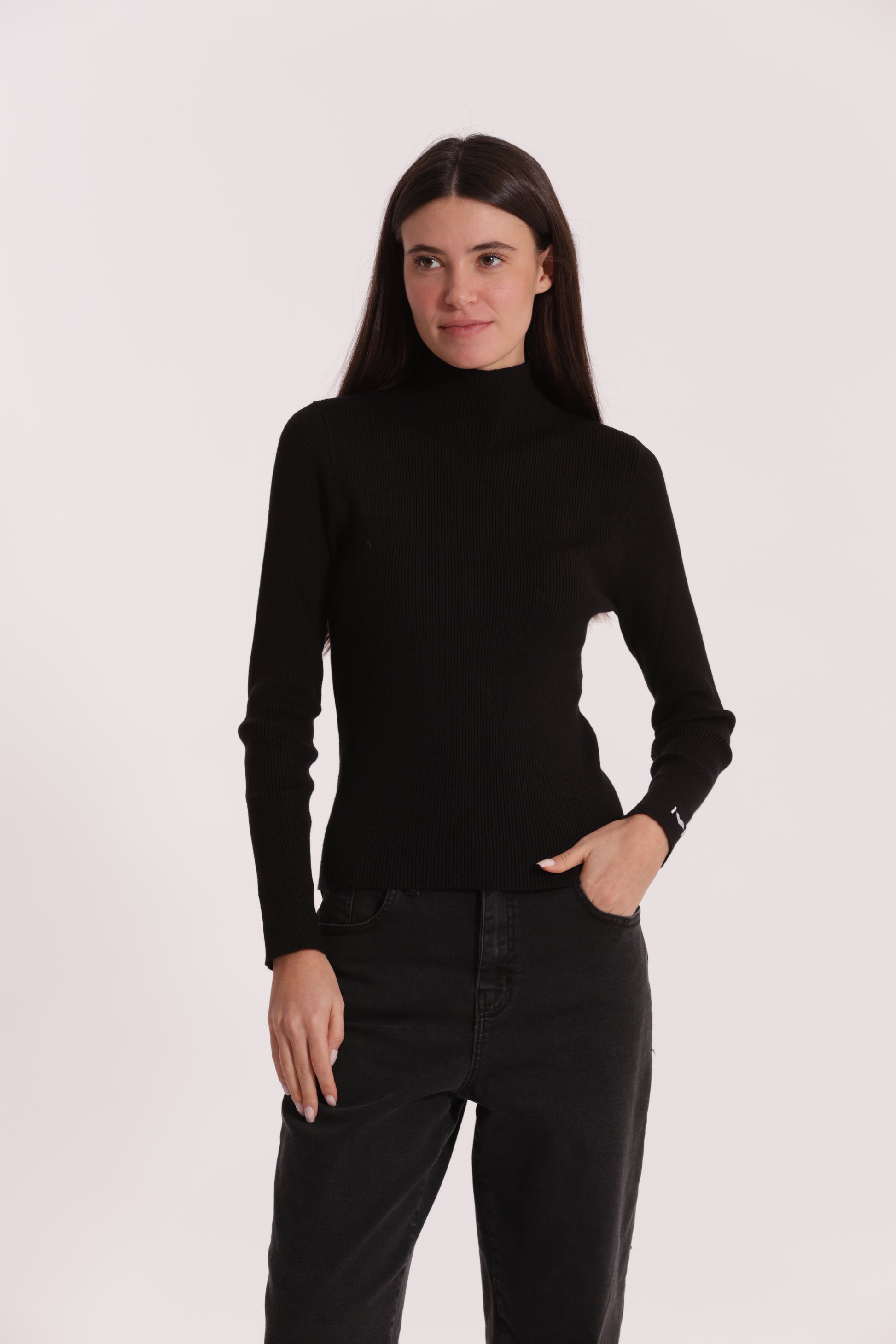 MAGLIA CON RICAMO SUL POLSO