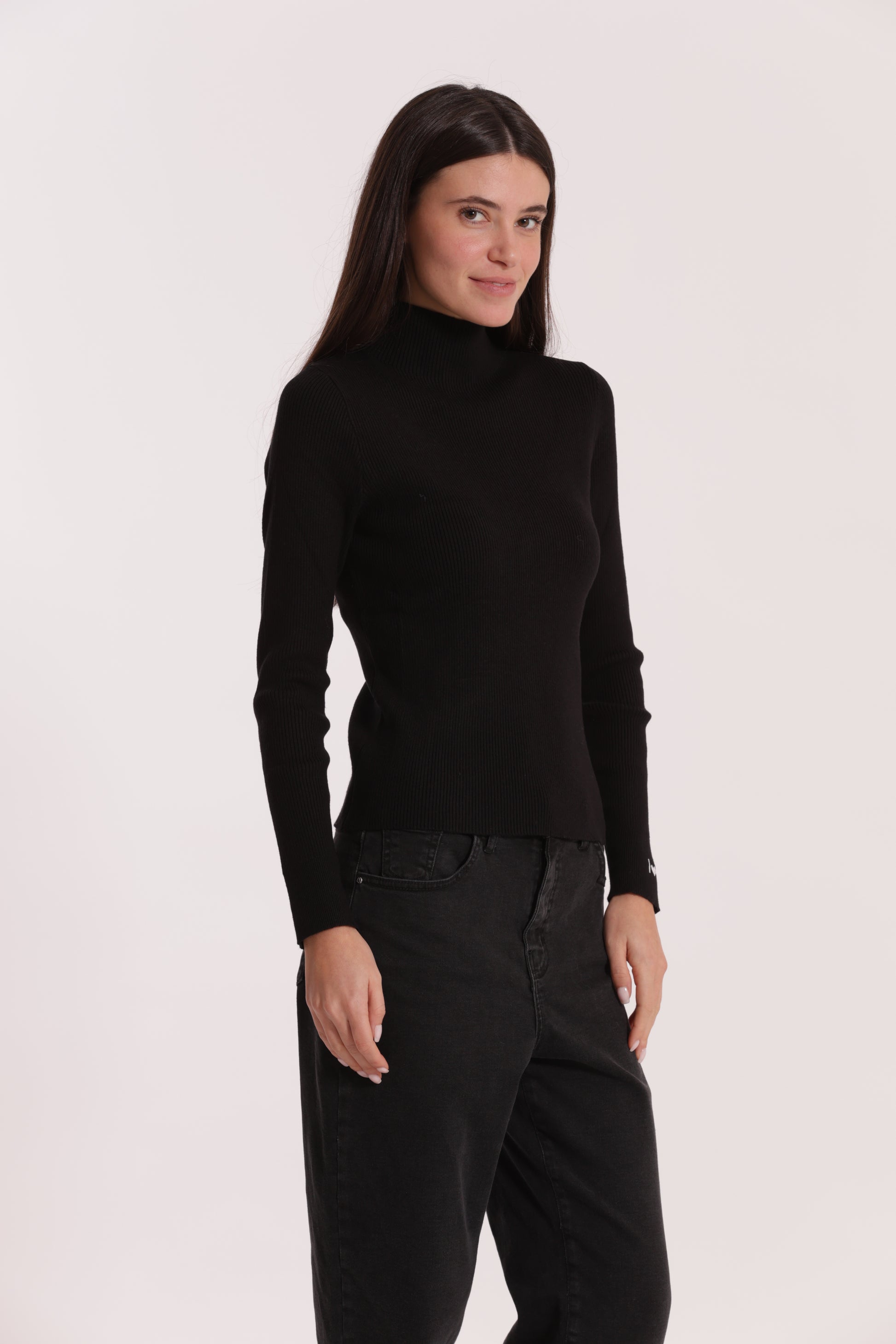MAGLIA CON RICAMO SUL POLSO