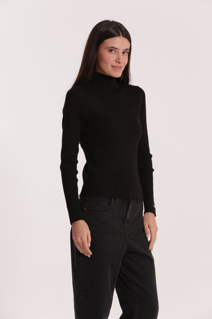 MAGLIA CON RICAMO SUL POLSO