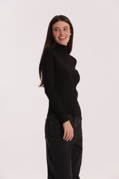 MAGLIA CON RICAMO SUL POLSO