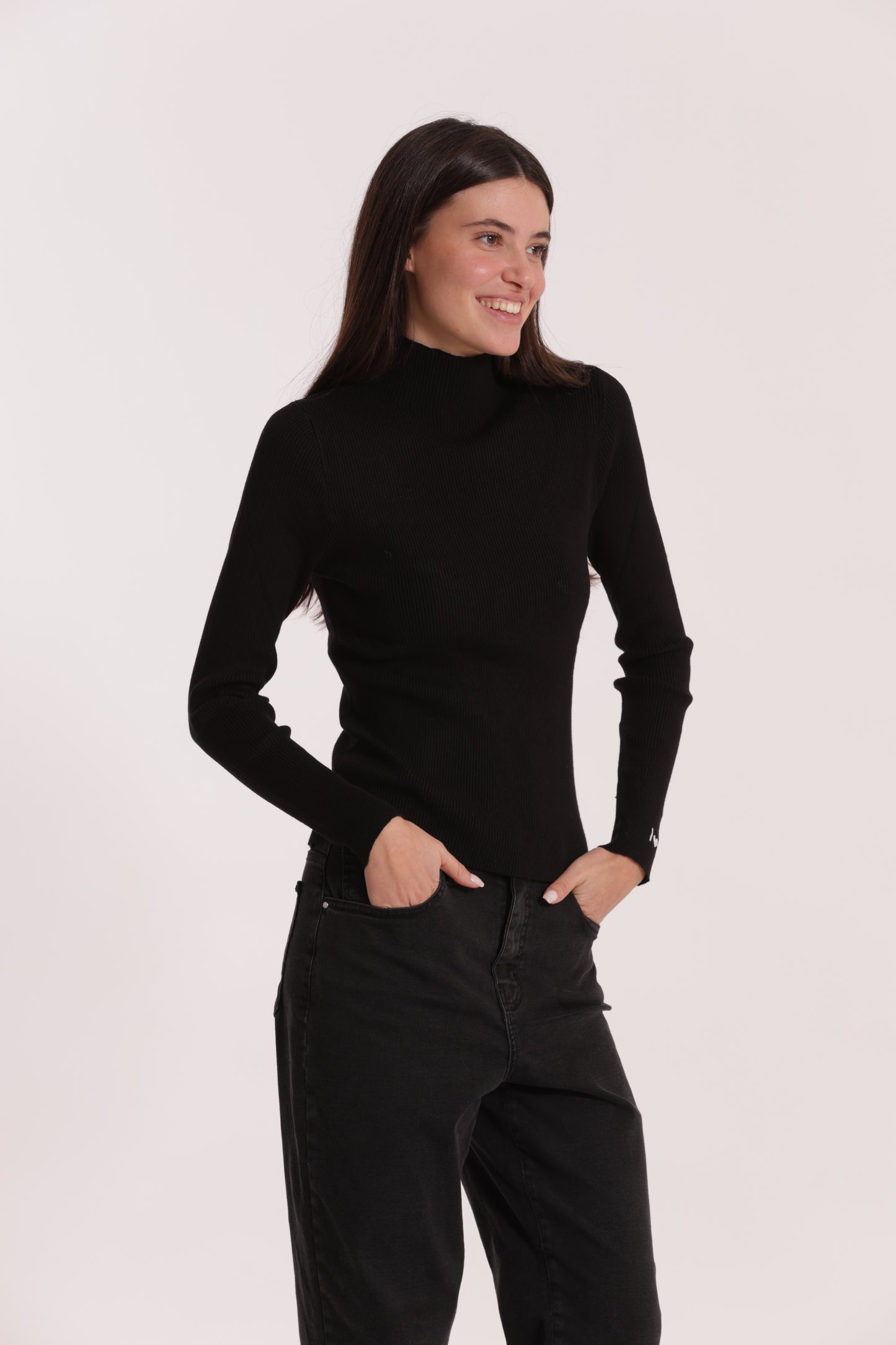 MAGLIA CON RICAMO SUL POLSO