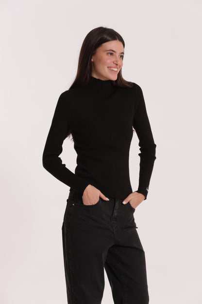 MAGLIA CON RICAMO SUL POLSO