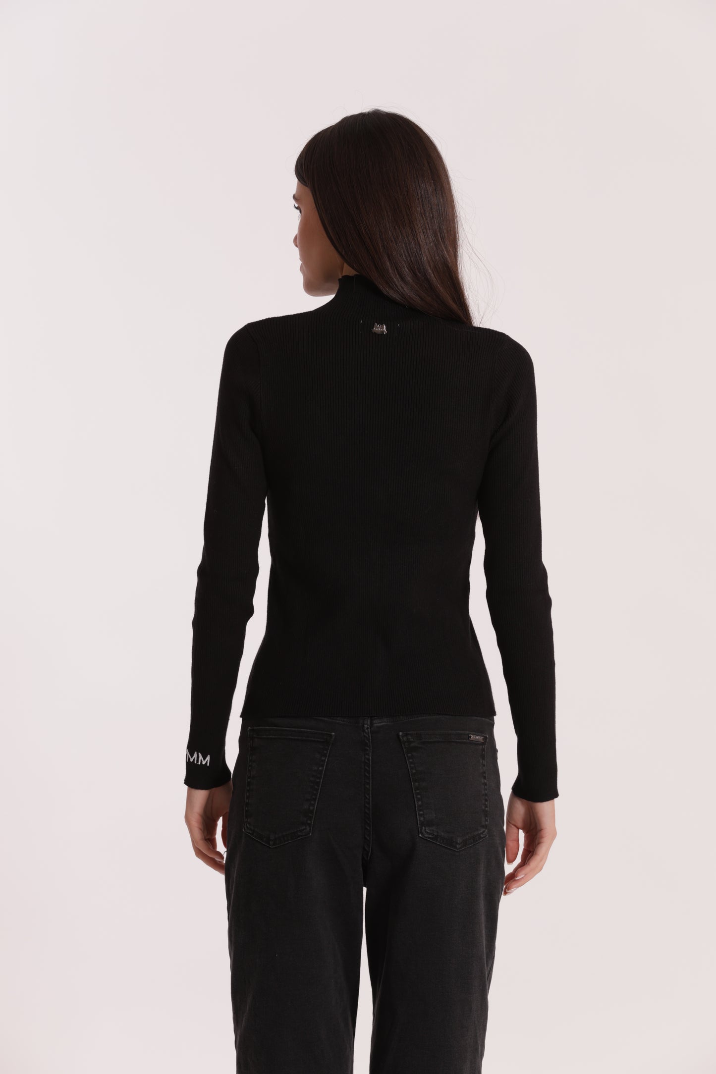 MAGLIA CON RICAMO SUL POLSO