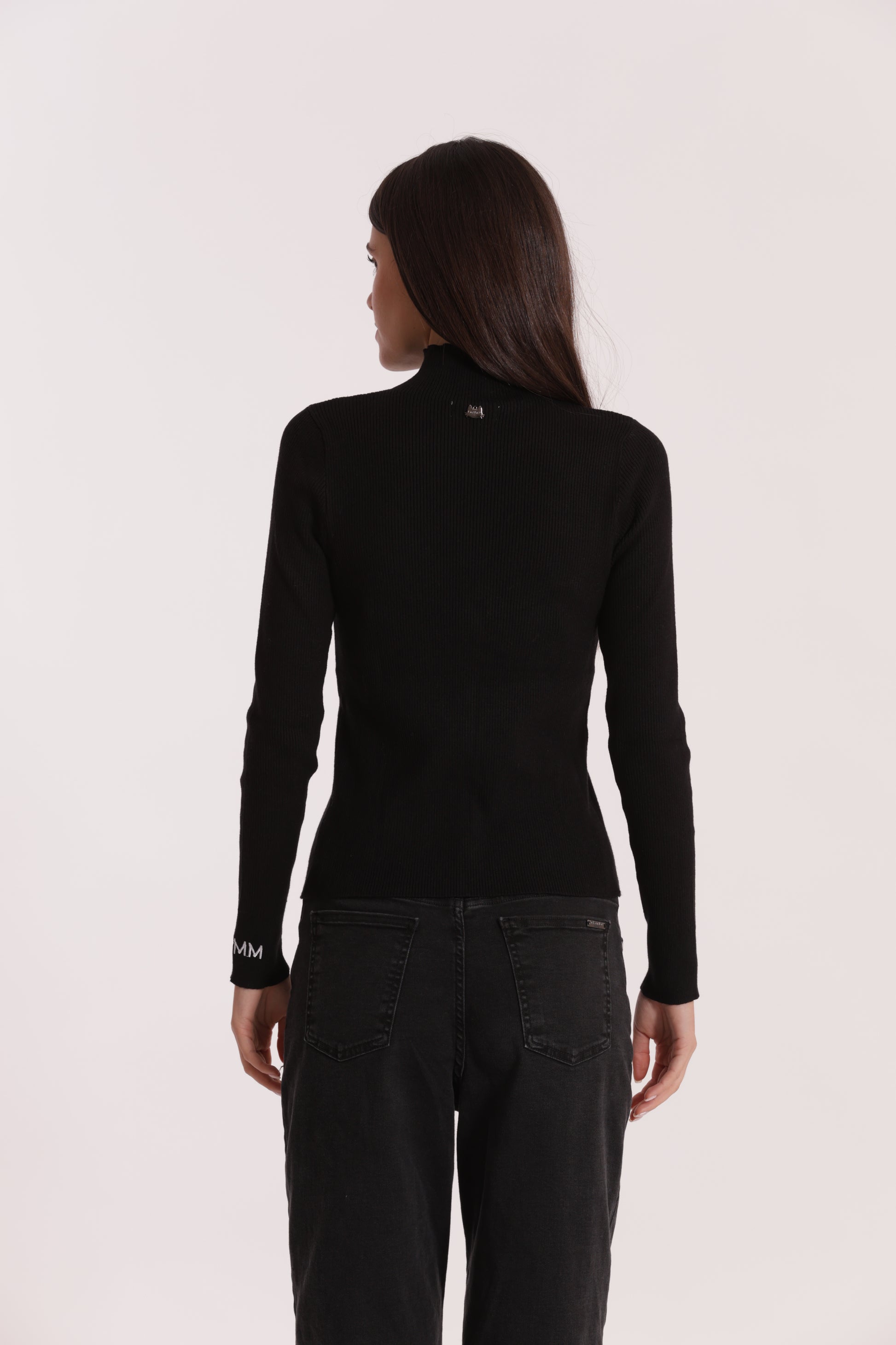 MAGLIA CON RICAMO SUL POLSO