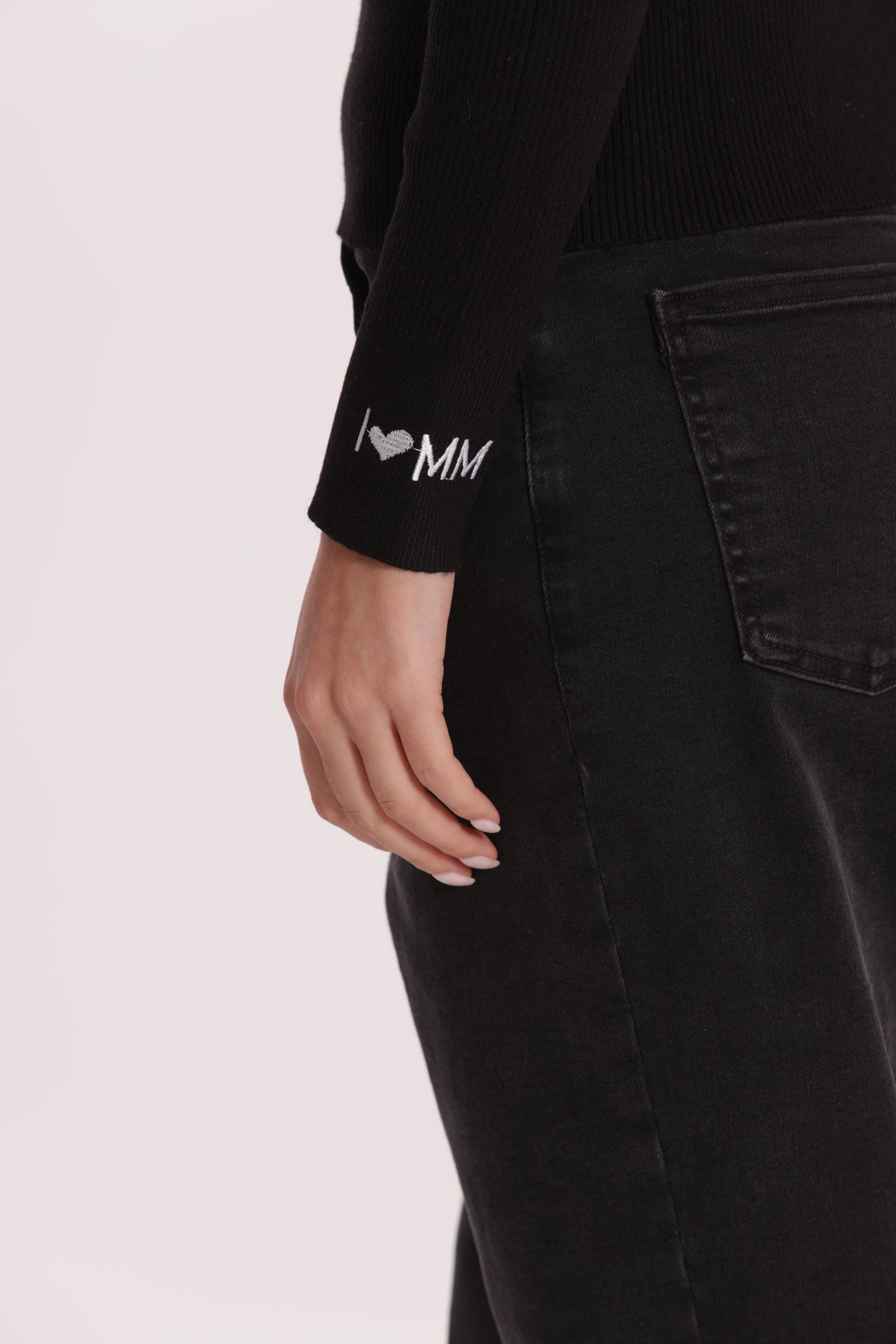 MAGLIA CON RICAMO SUL POLSO