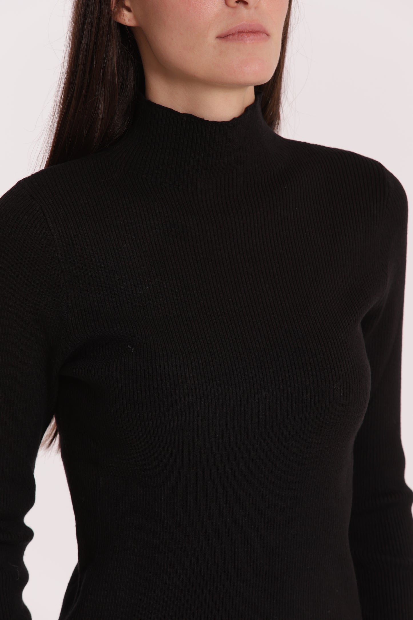 MAGLIA CON RICAMO SUL POLSO