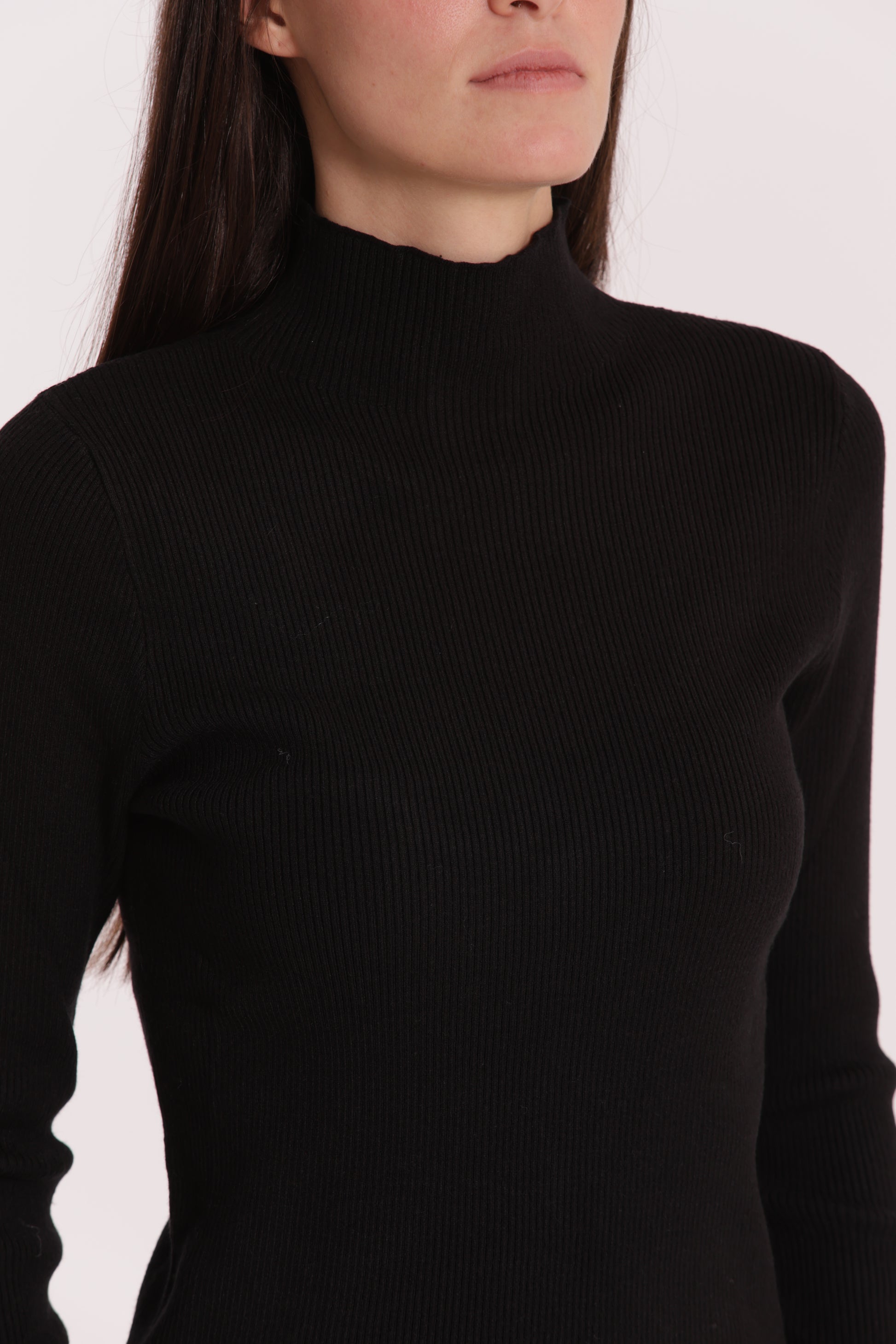 MAGLIA CON RICAMO SUL POLSO