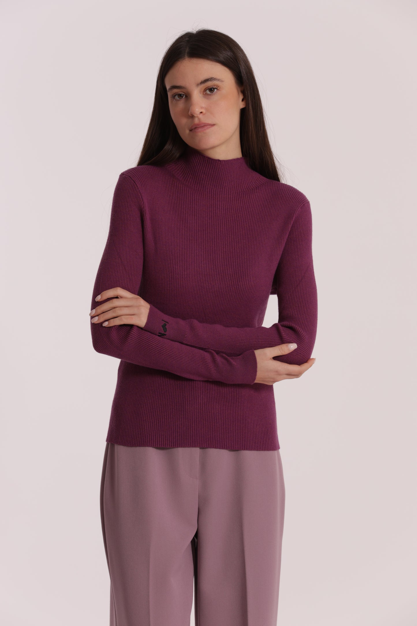 MAGLIA CON RICAMO SUL POLSO