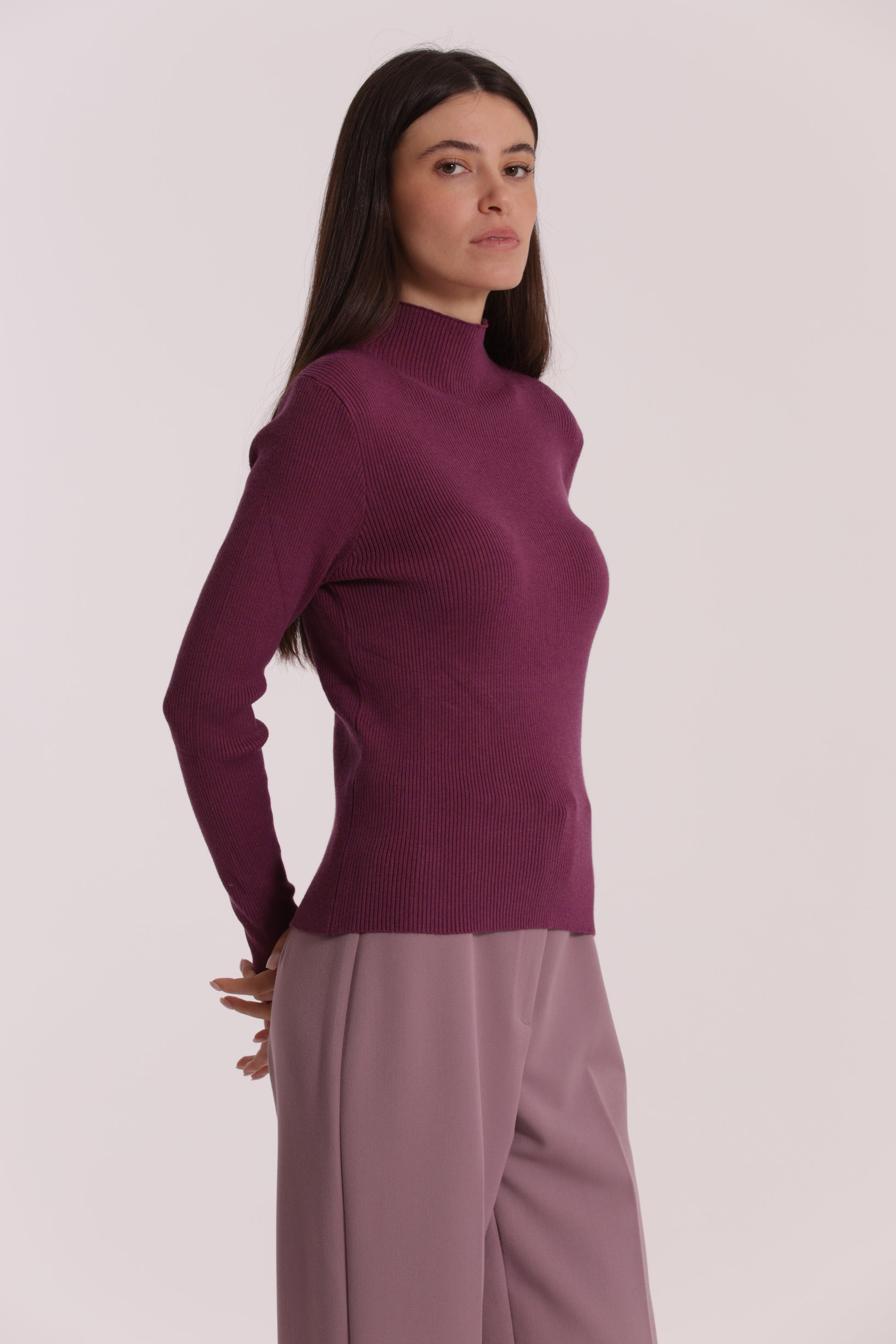 MAGLIA CON RICAMO SUL POLSO