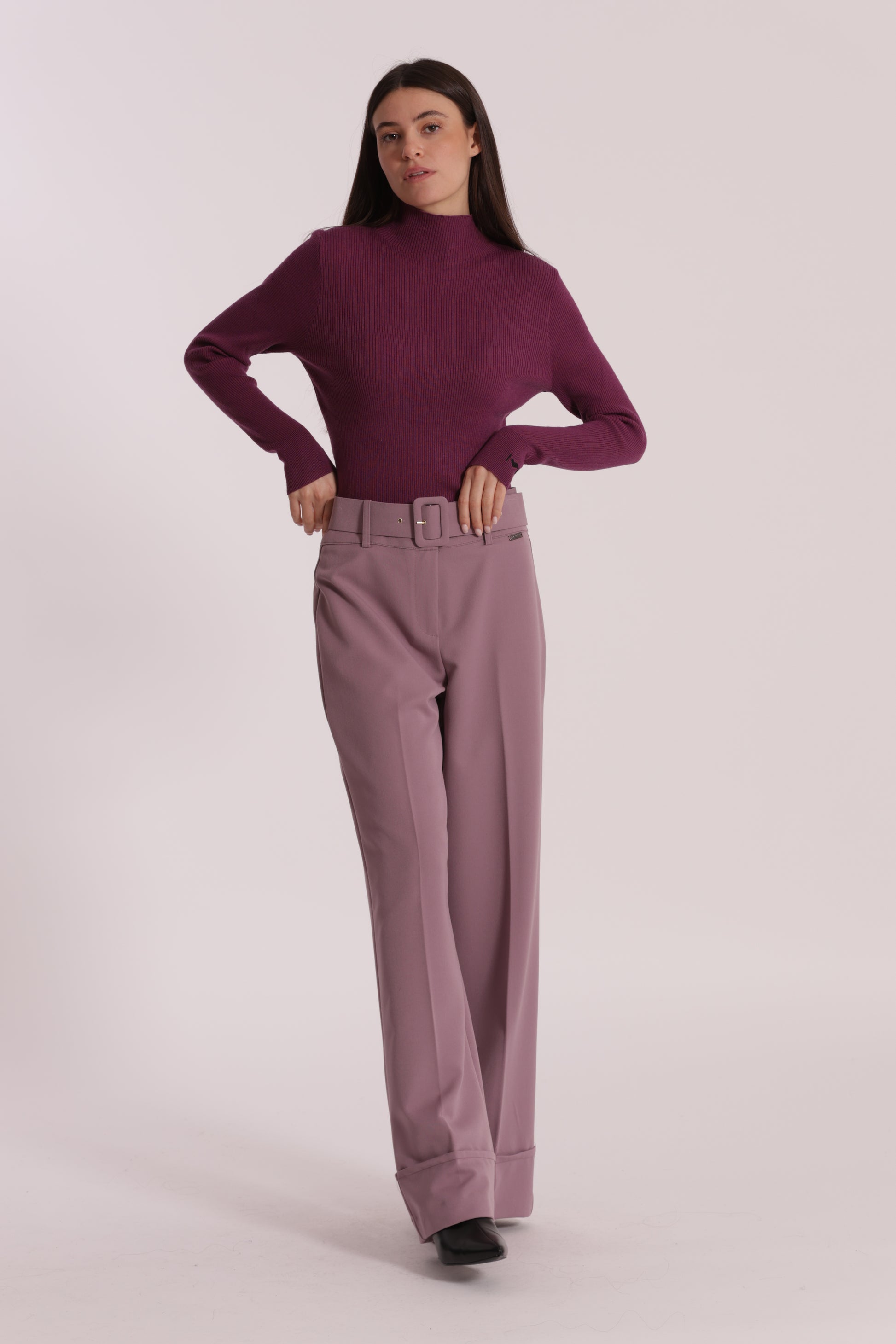 MAGLIA CON RICAMO SUL POLSO