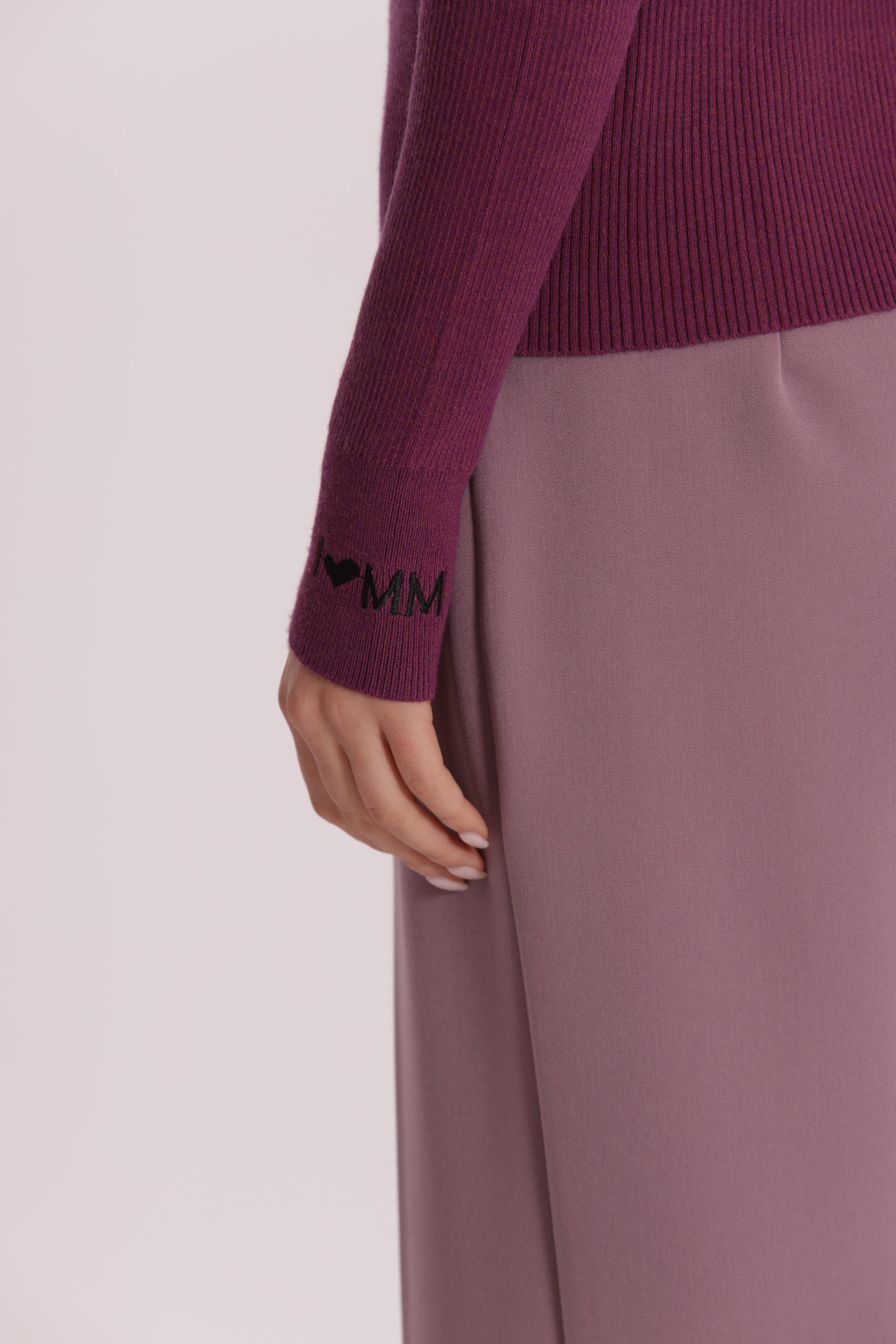 MAGLIA CON RICAMO SUL POLSO