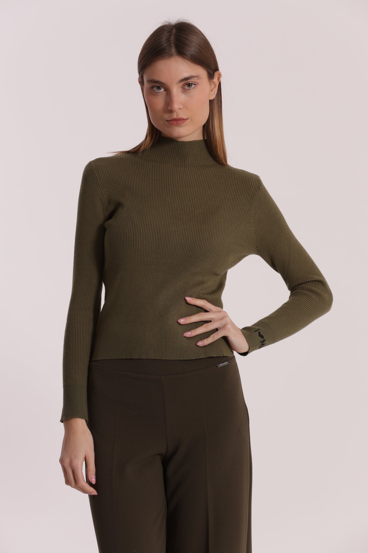 MAGLIA CON RICAMO SUL POLSO