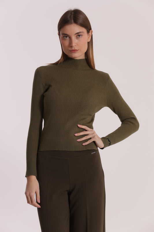 MAGLIA CON RICAMO SUL POLSO