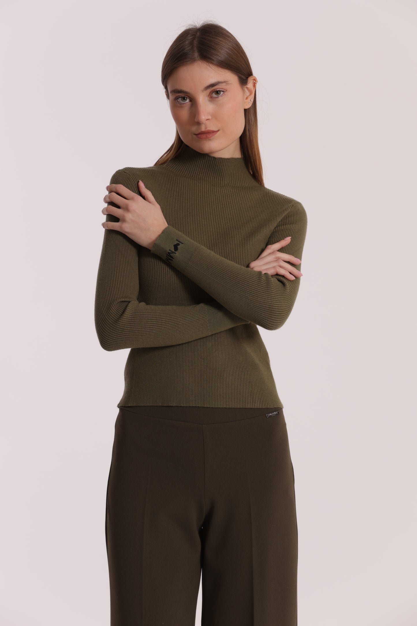 MAGLIA CON RICAMO SUL POLSO