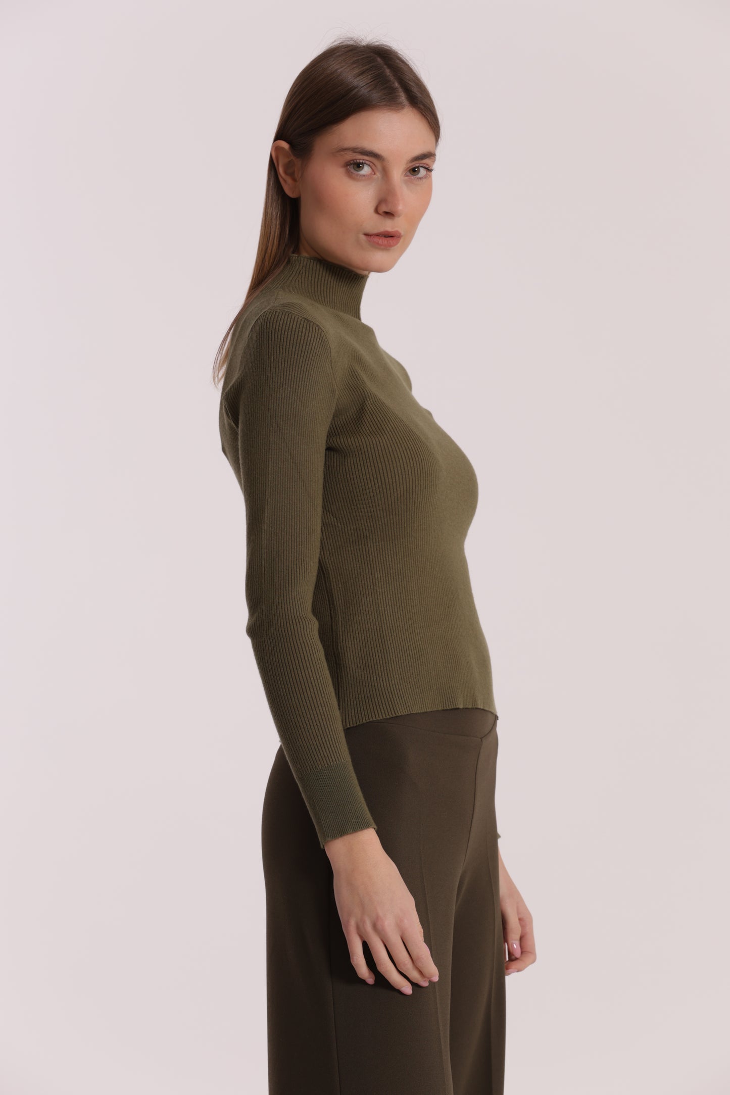 MAGLIA CON RICAMO SUL POLSO
