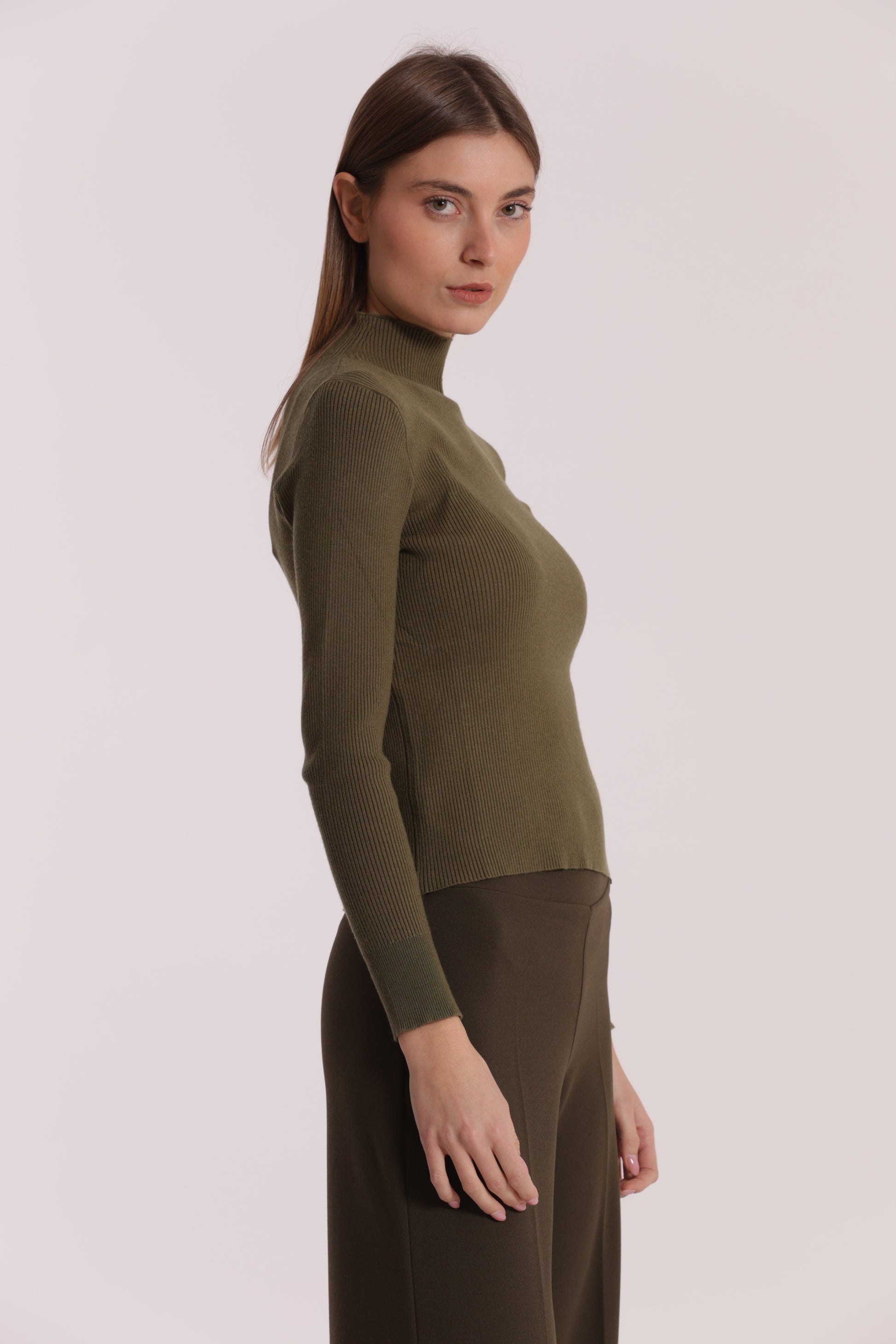 MAGLIA CON RICAMO SUL POLSO