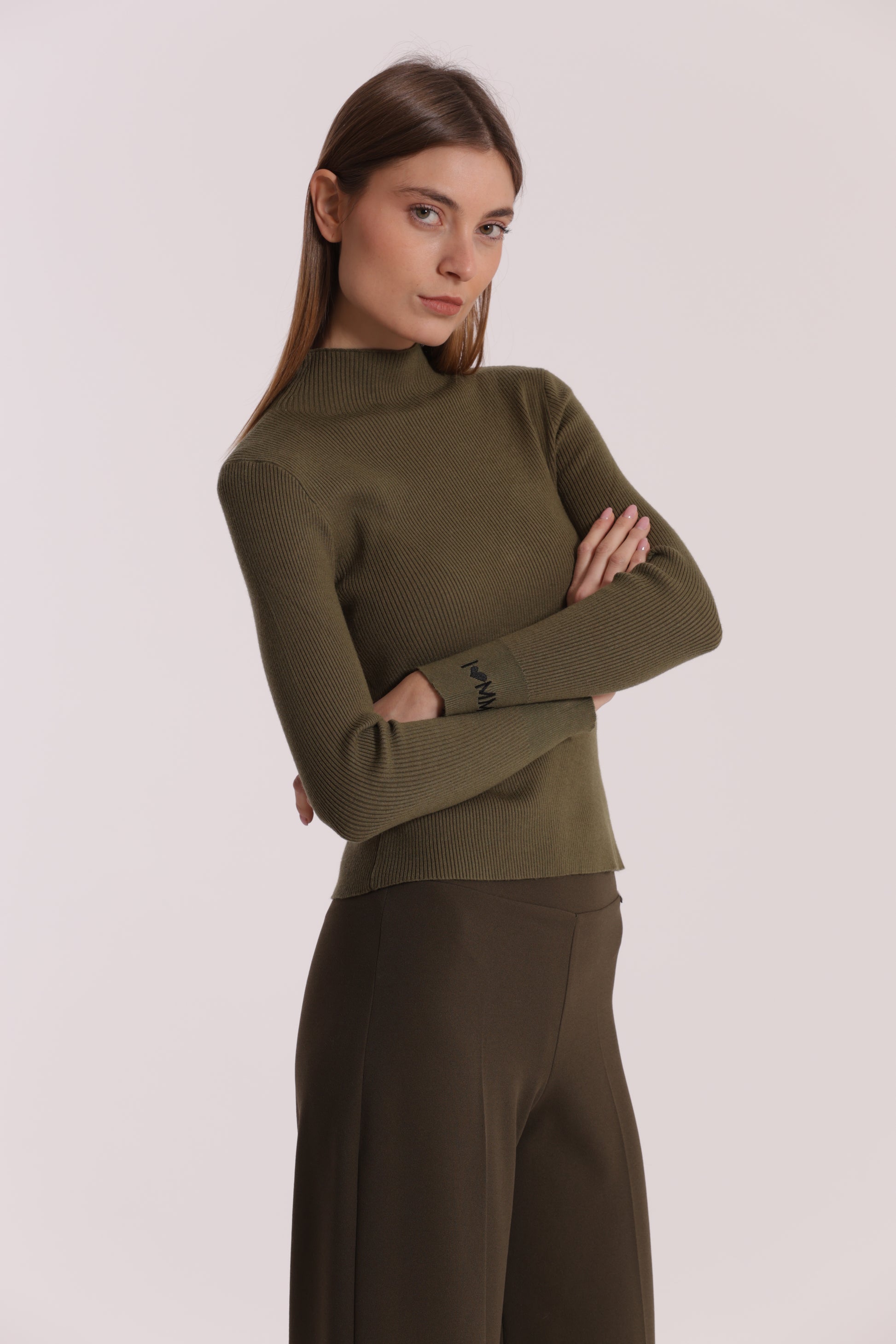 MAGLIA CON RICAMO SUL POLSO