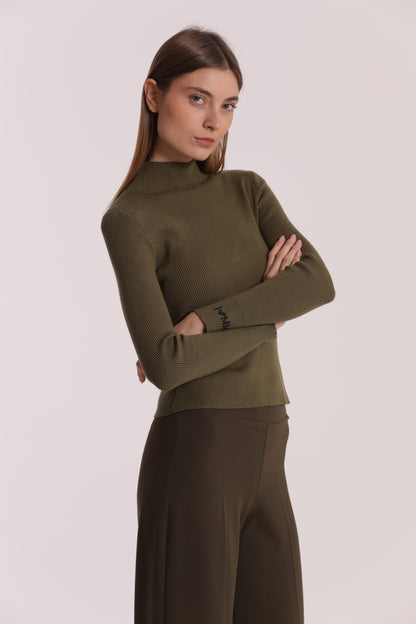 MAGLIA CON RICAMO SUL POLSO
